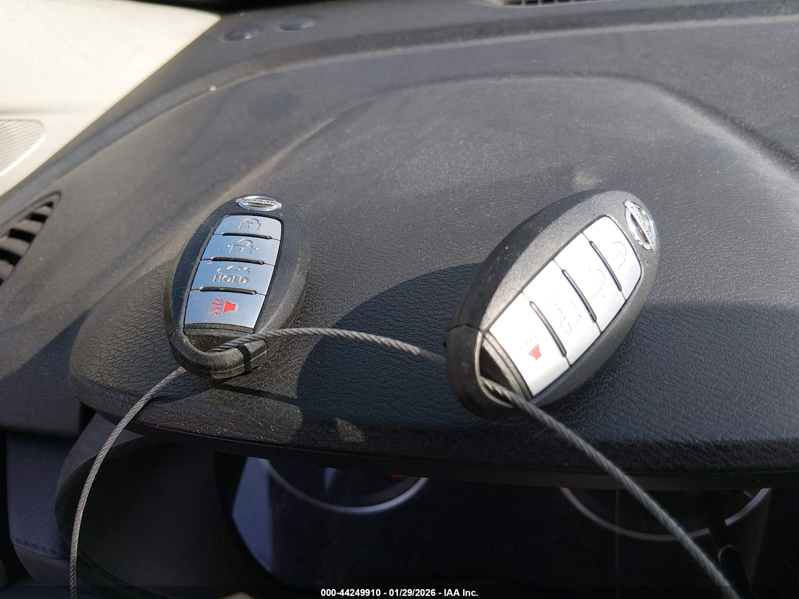 NISSAN VERSA image 11