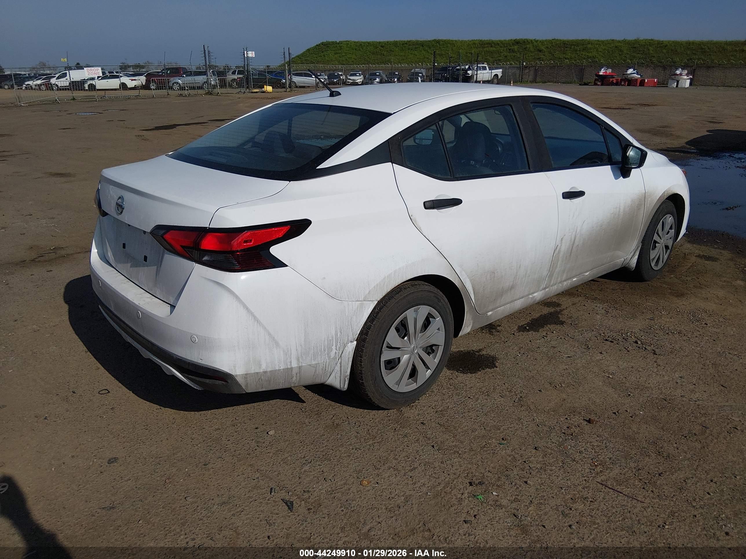 NISSAN VERSA image 4