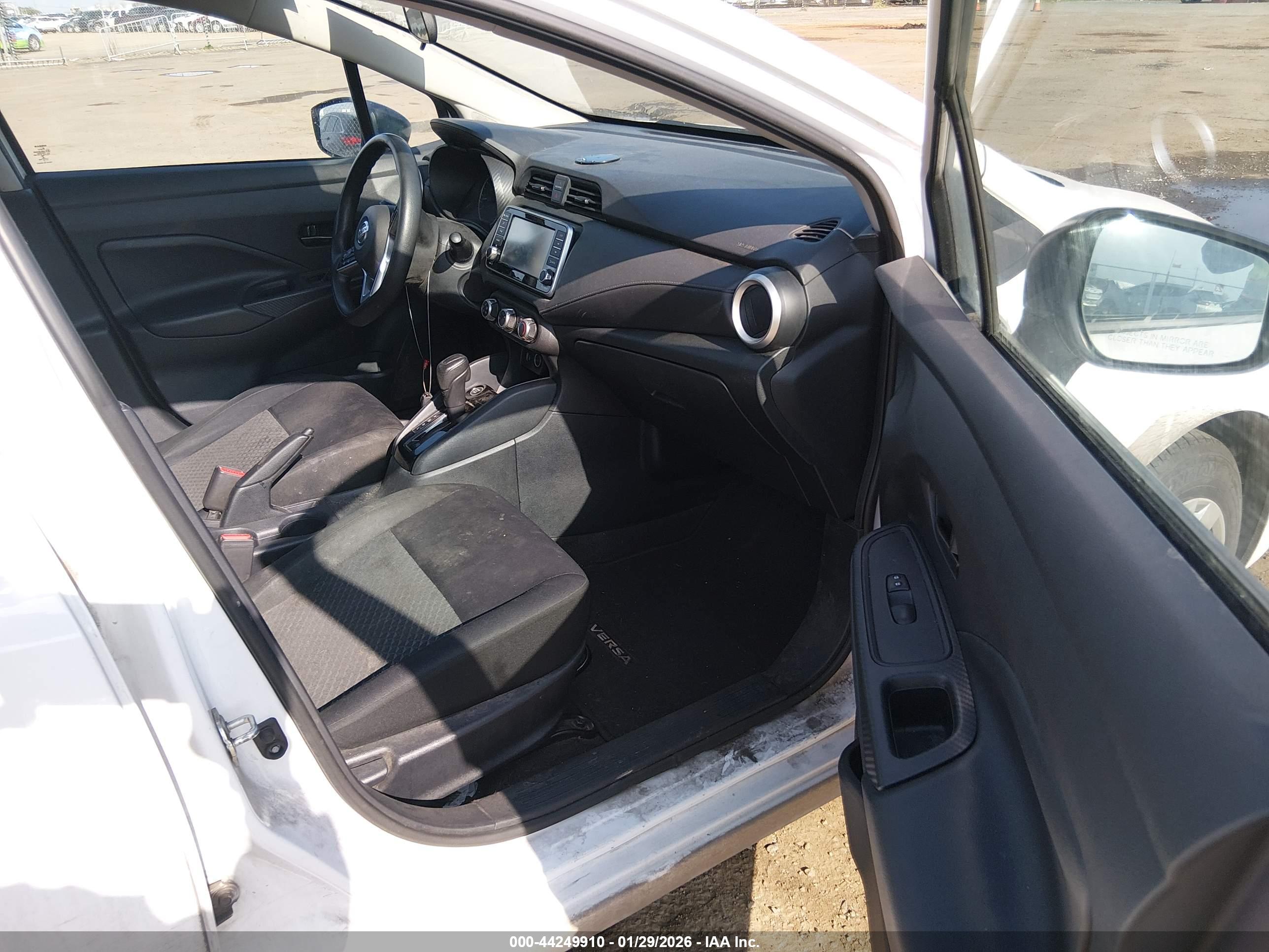 NISSAN VERSA image 5