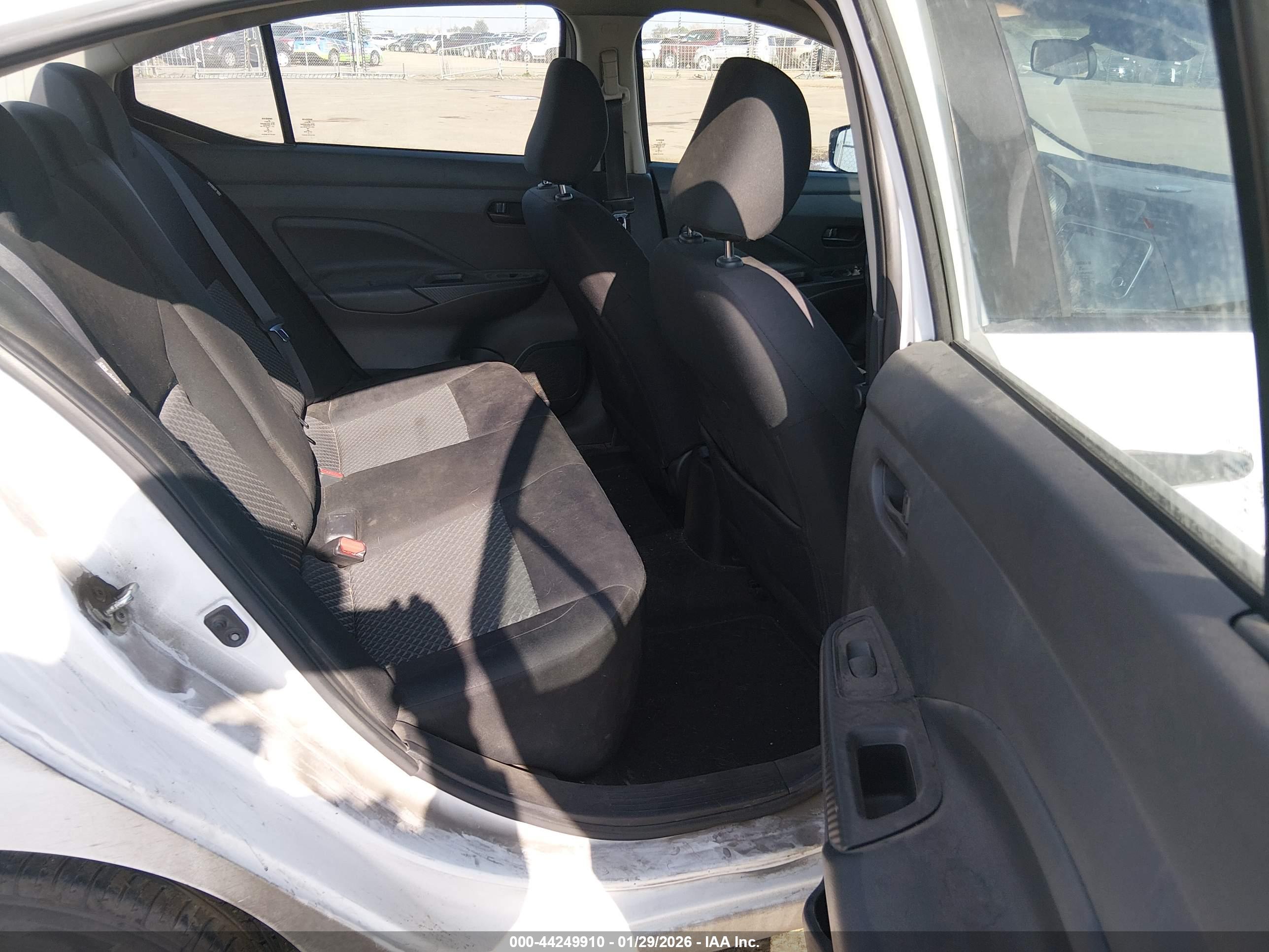 NISSAN VERSA image 8