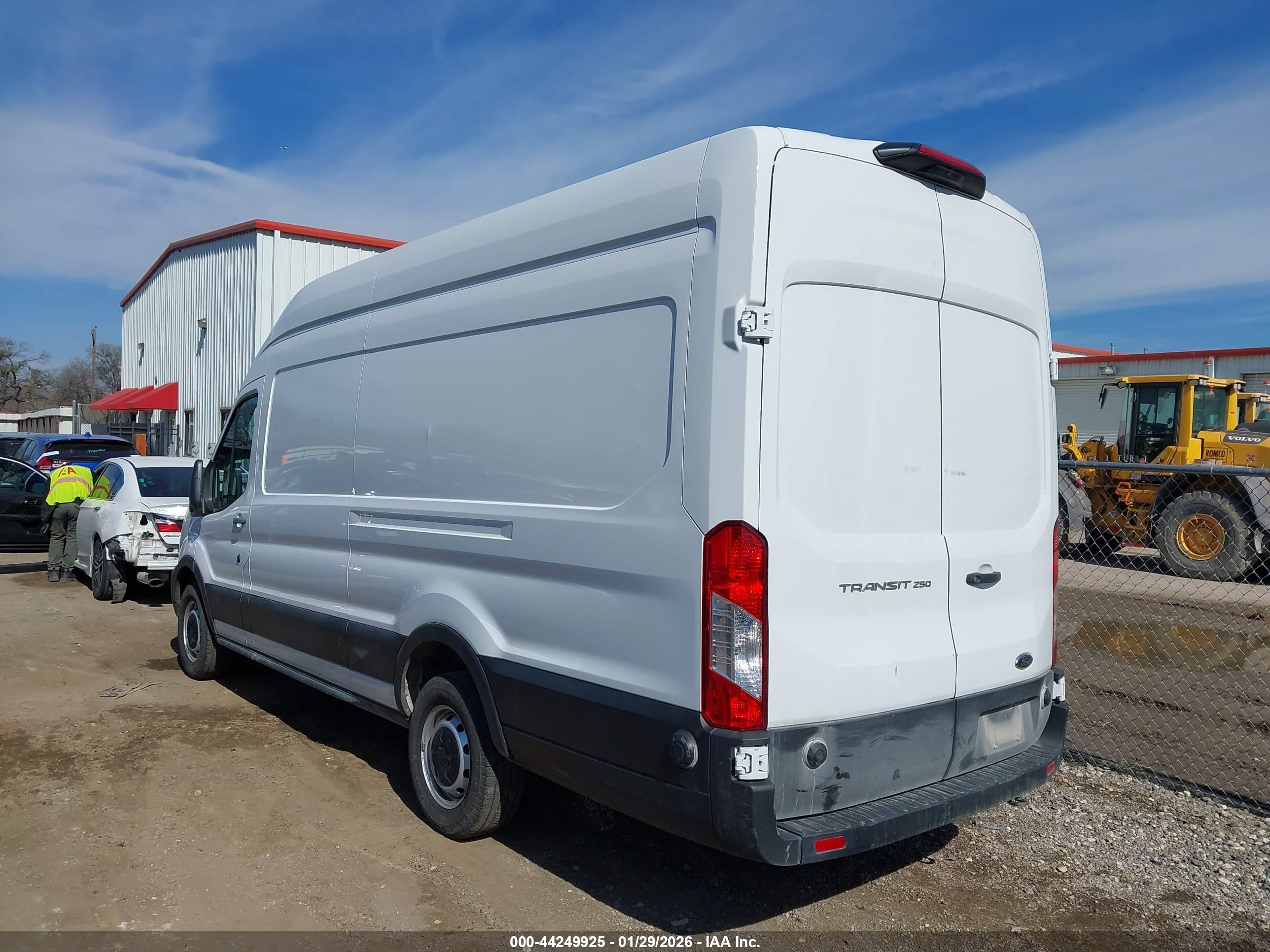 FORD TRANSIT-250 image 3