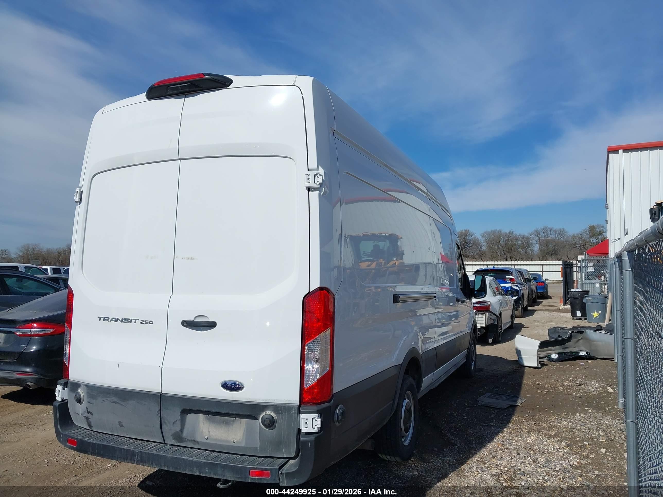 FORD TRANSIT-250 image 4