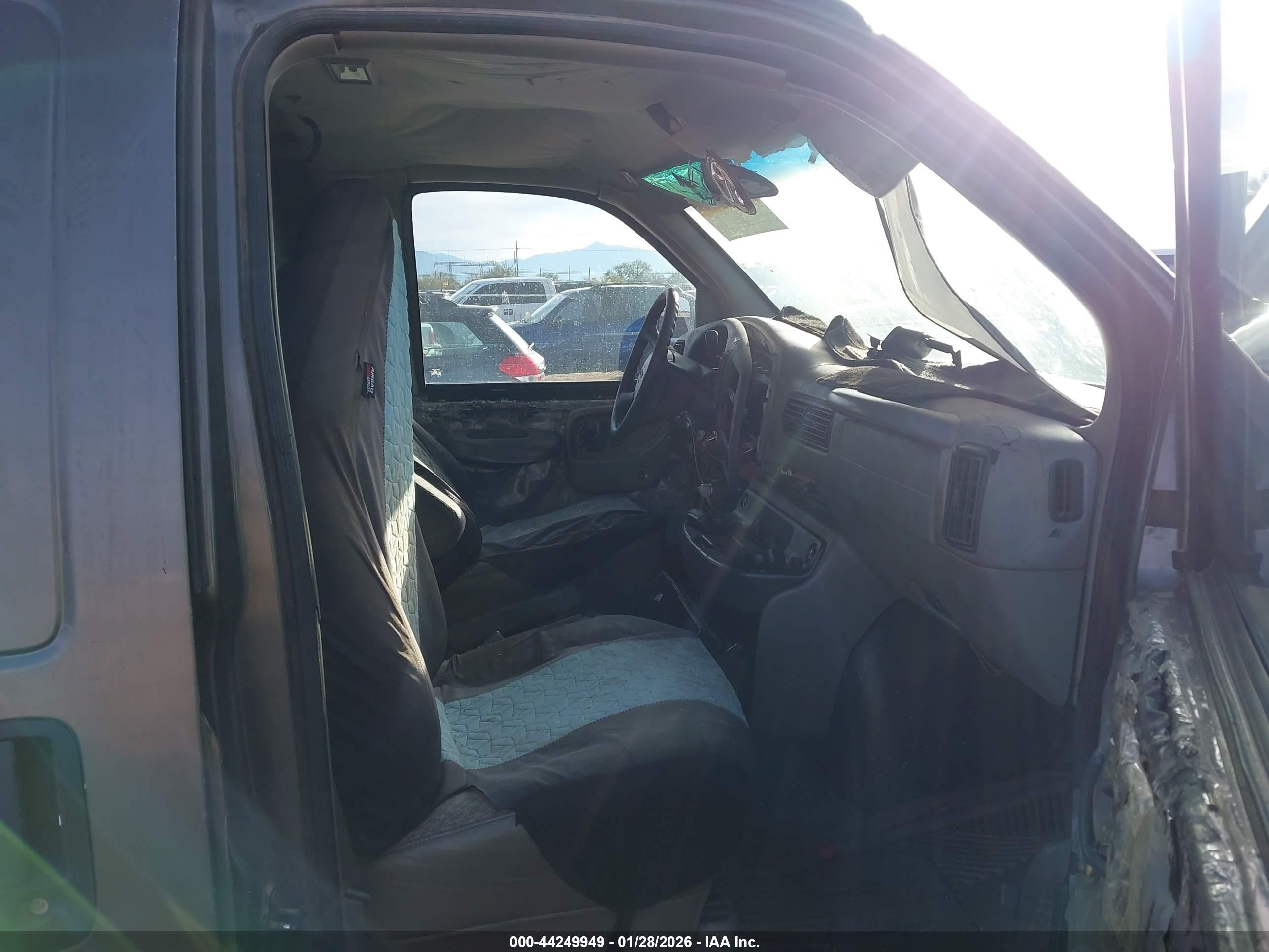 CHEVROLET EXPRESS image 5