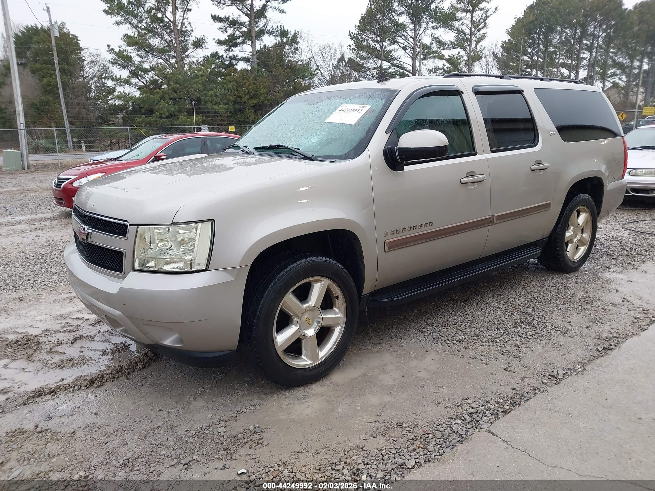 CHEVROLET SUBURBAN image 2