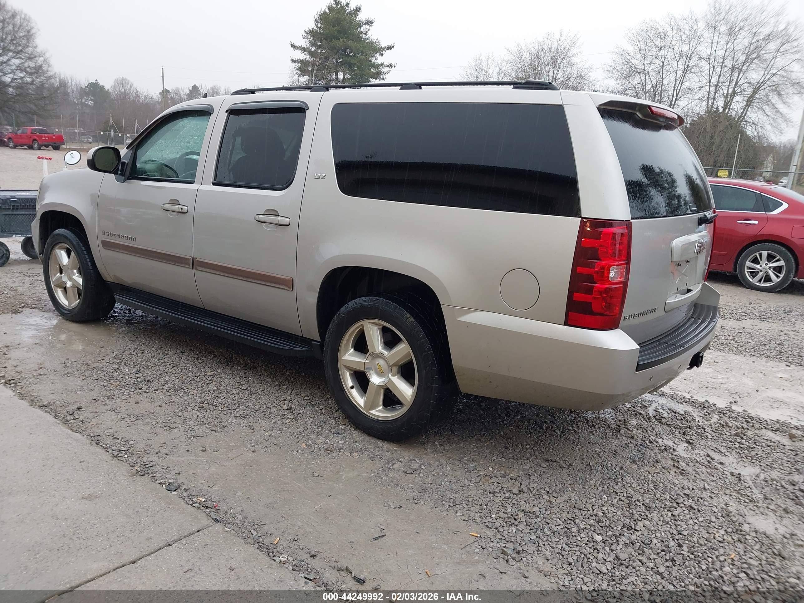CHEVROLET SUBURBAN image 3
