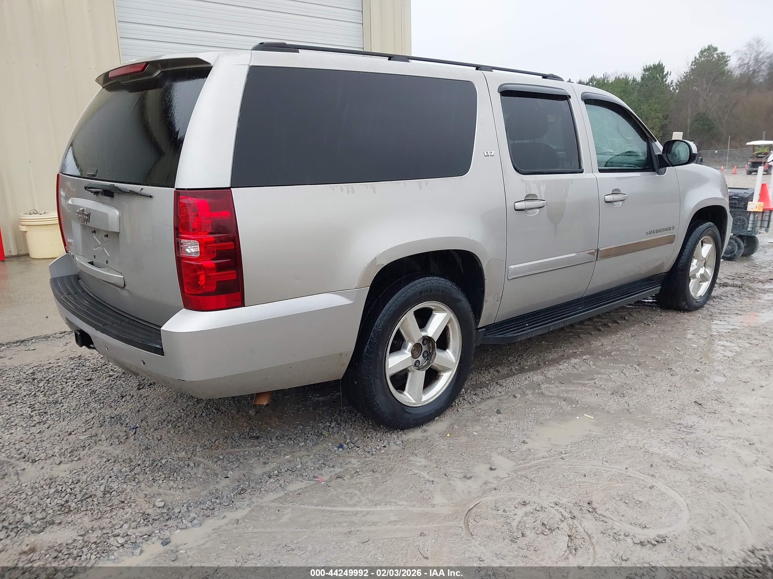 CHEVROLET SUBURBAN image 4