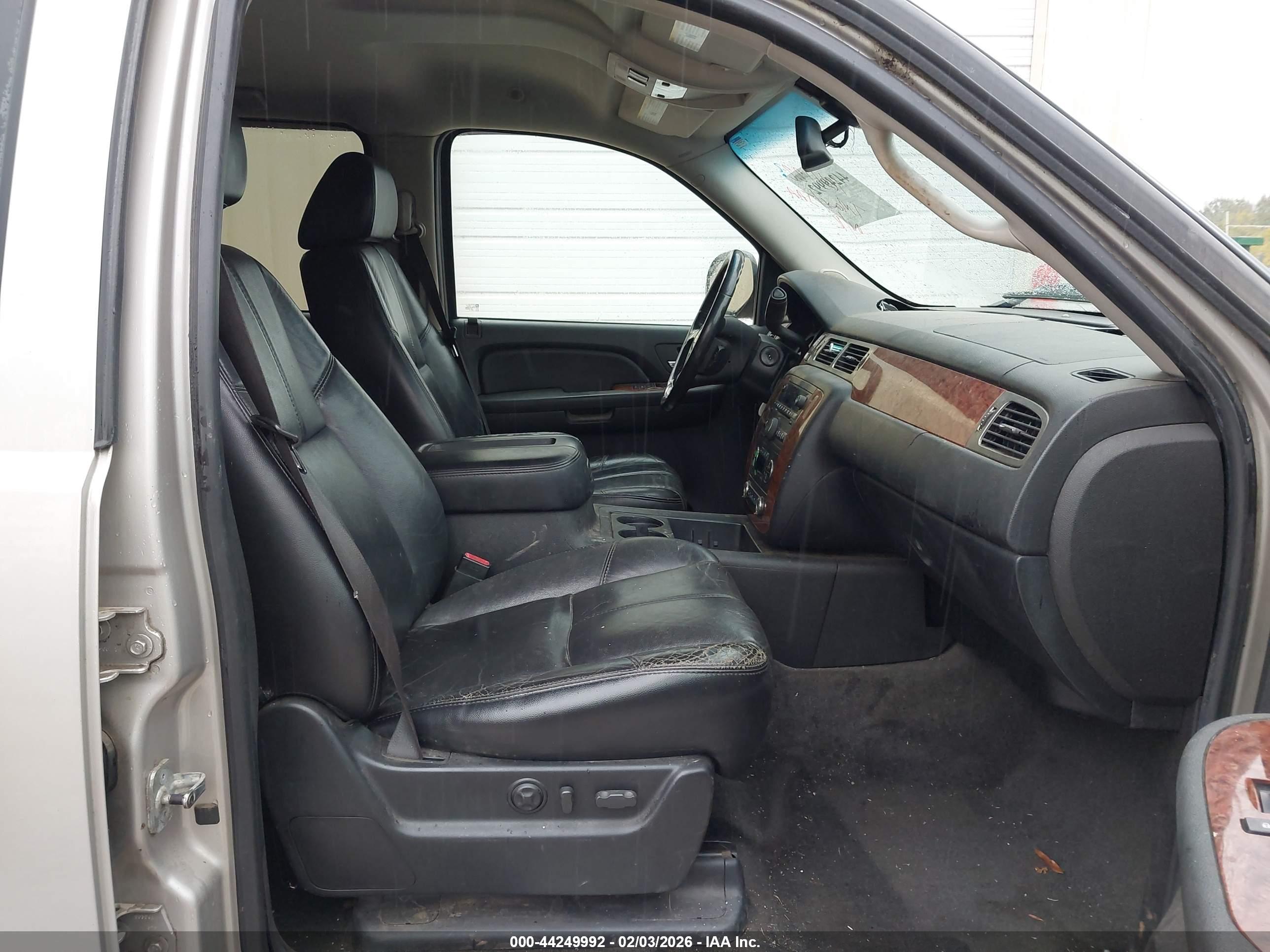 CHEVROLET SUBURBAN image 5