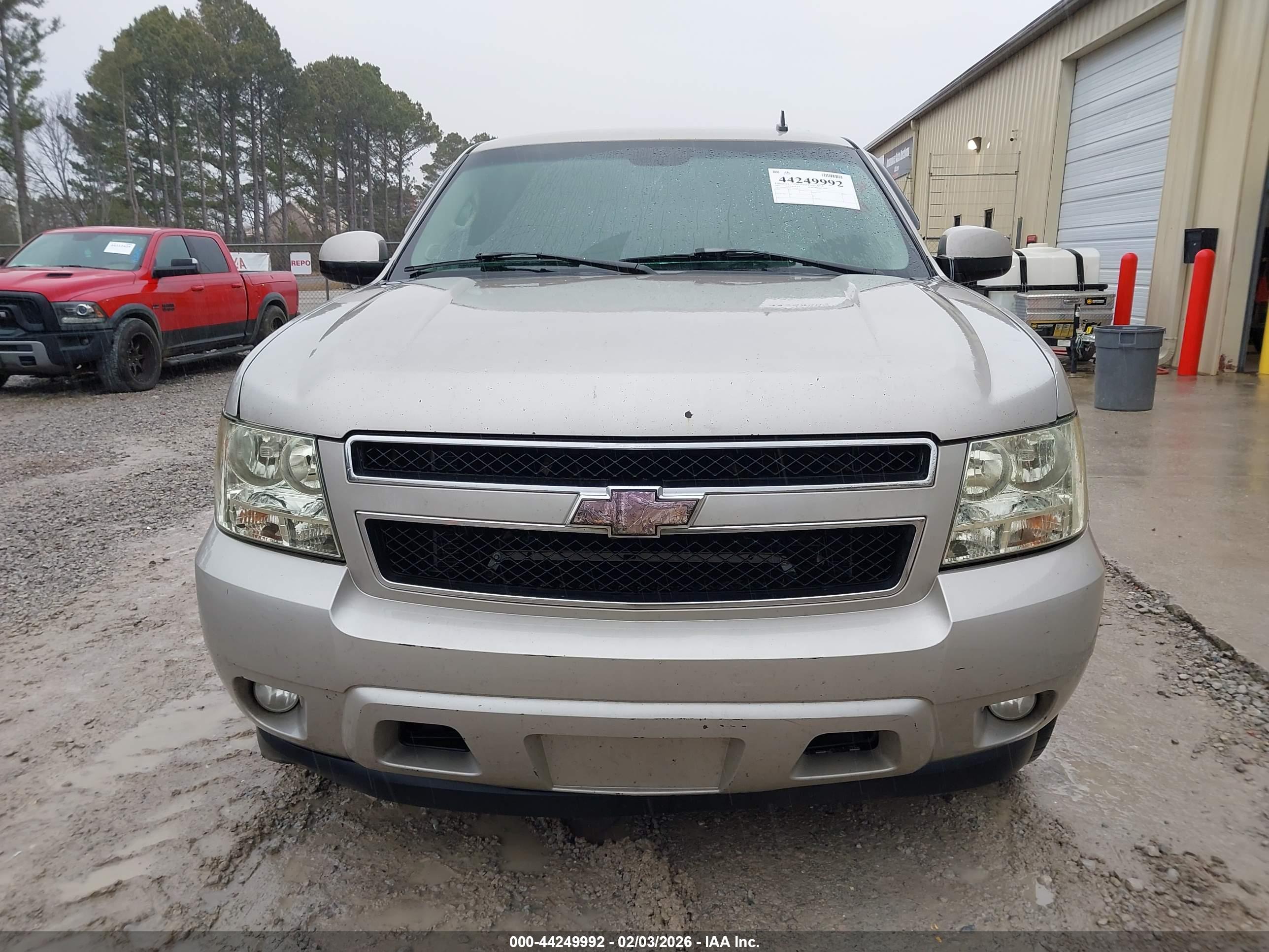 CHEVROLET SUBURBAN image 6