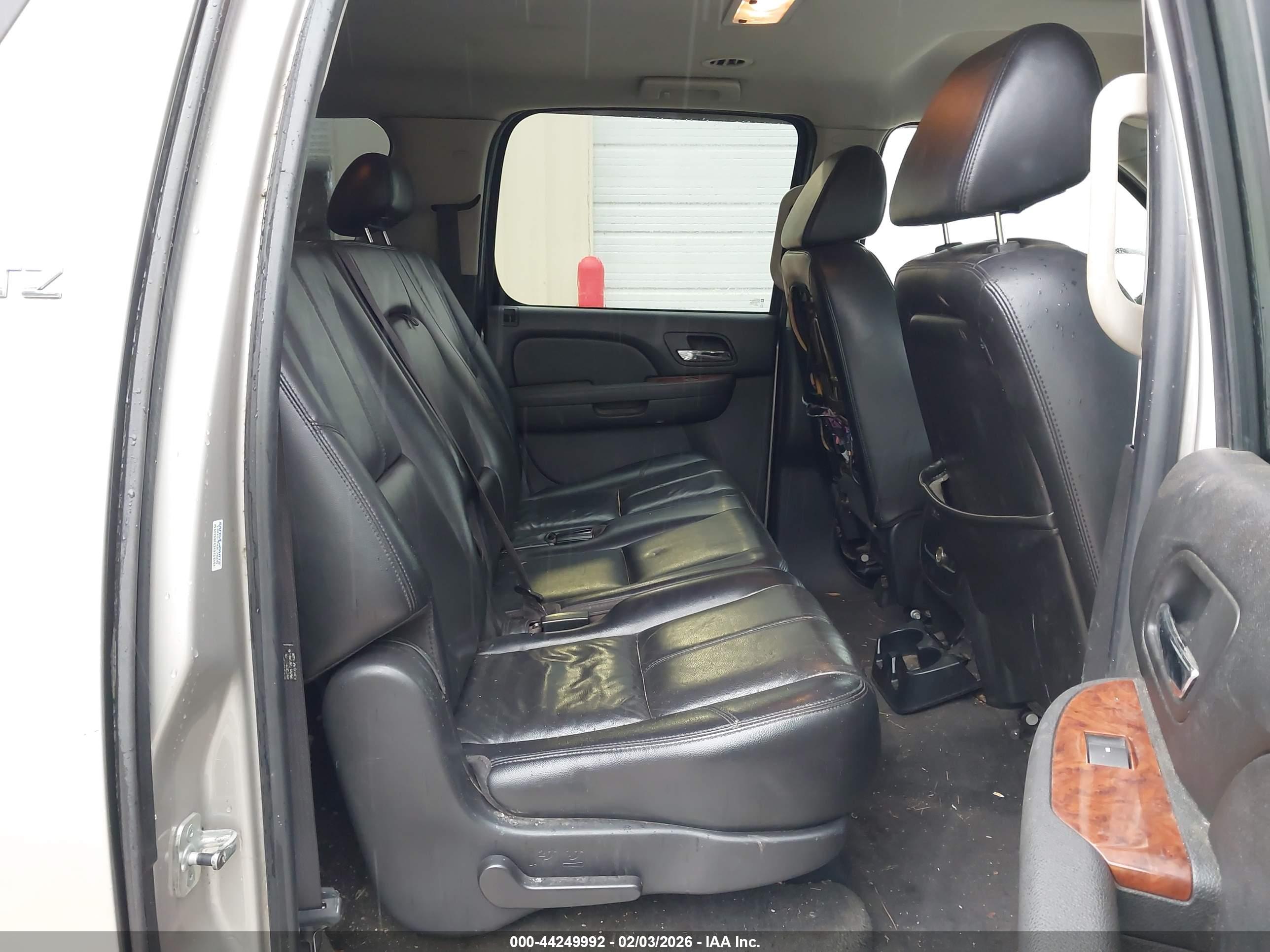 CHEVROLET SUBURBAN image 8