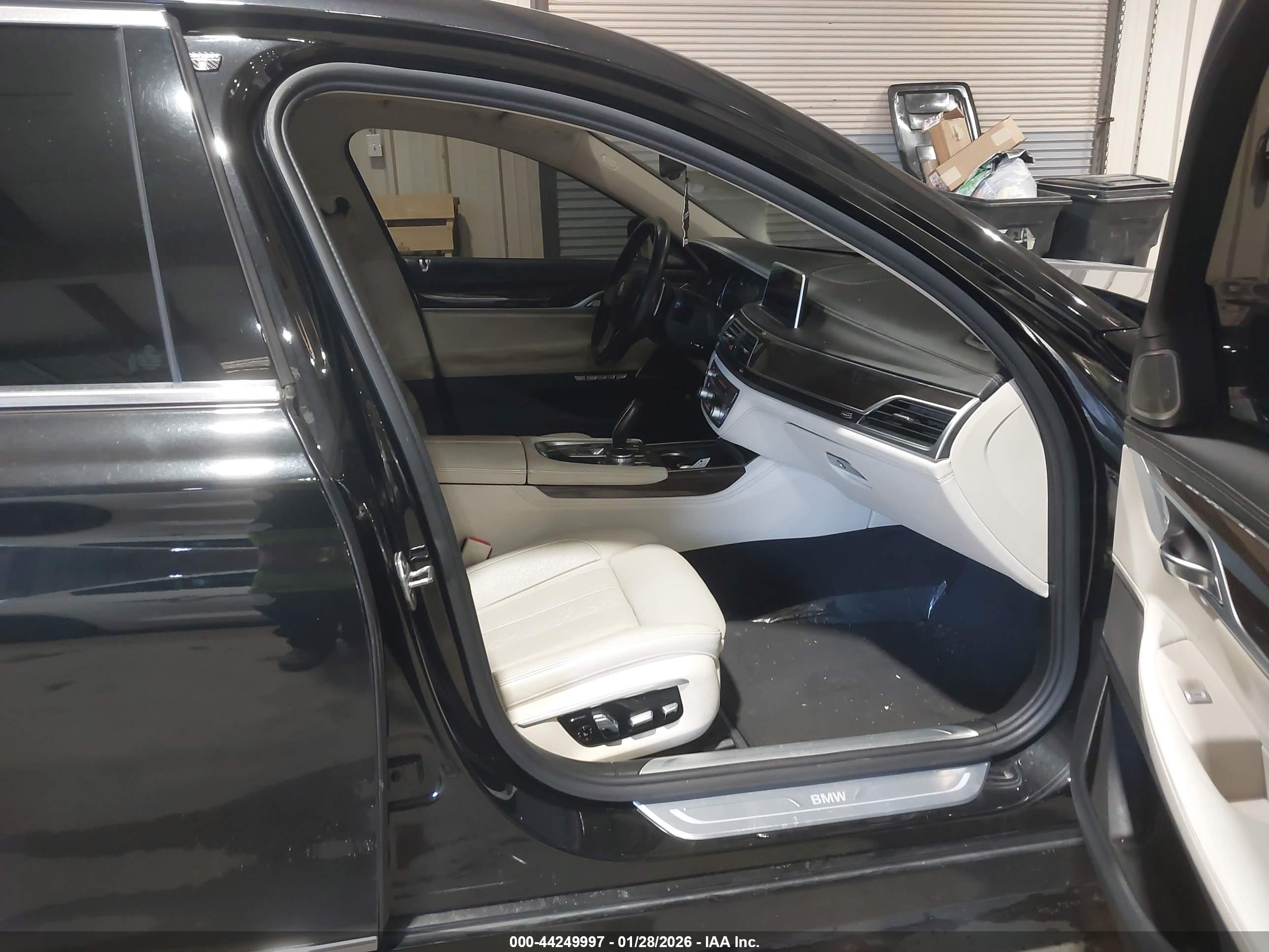 BMW 750I image 5