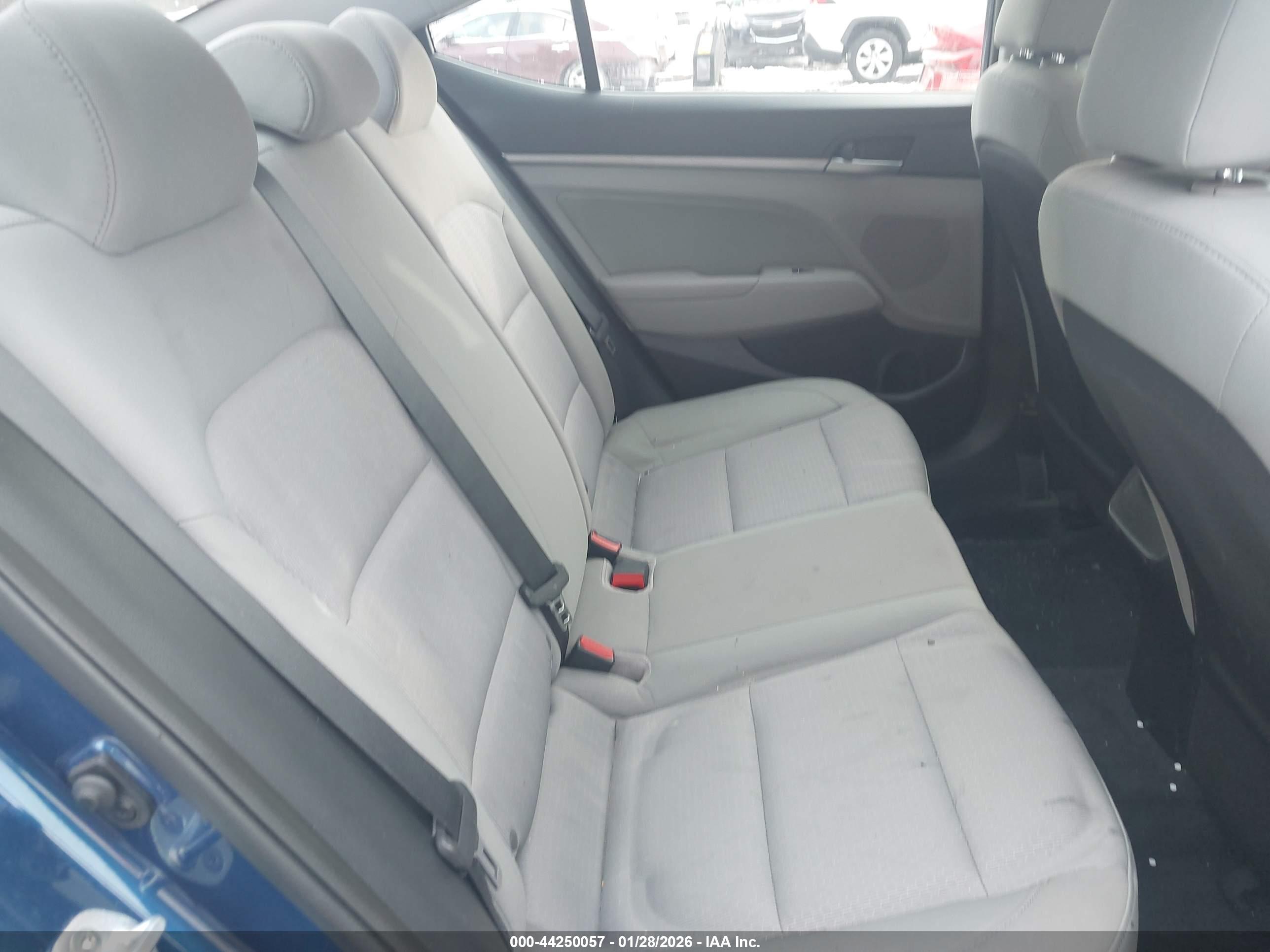 HYUNDAI ELANTRA image 8