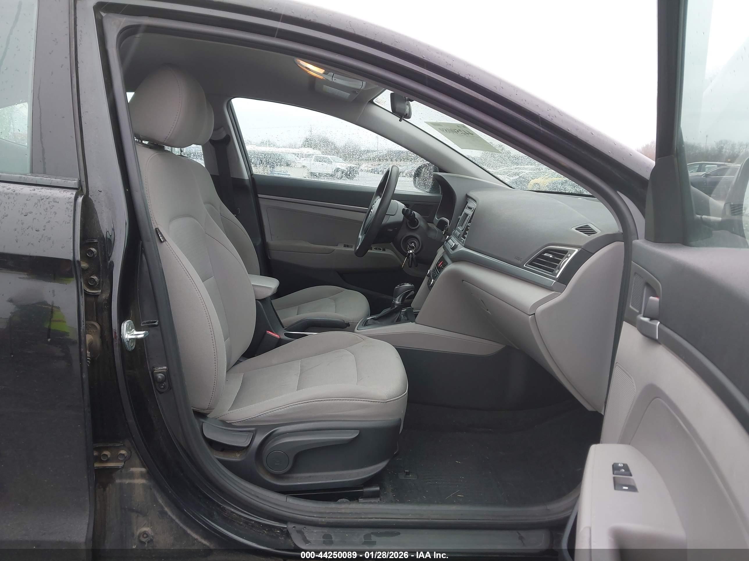 HYUNDAI ELANTRA image 5