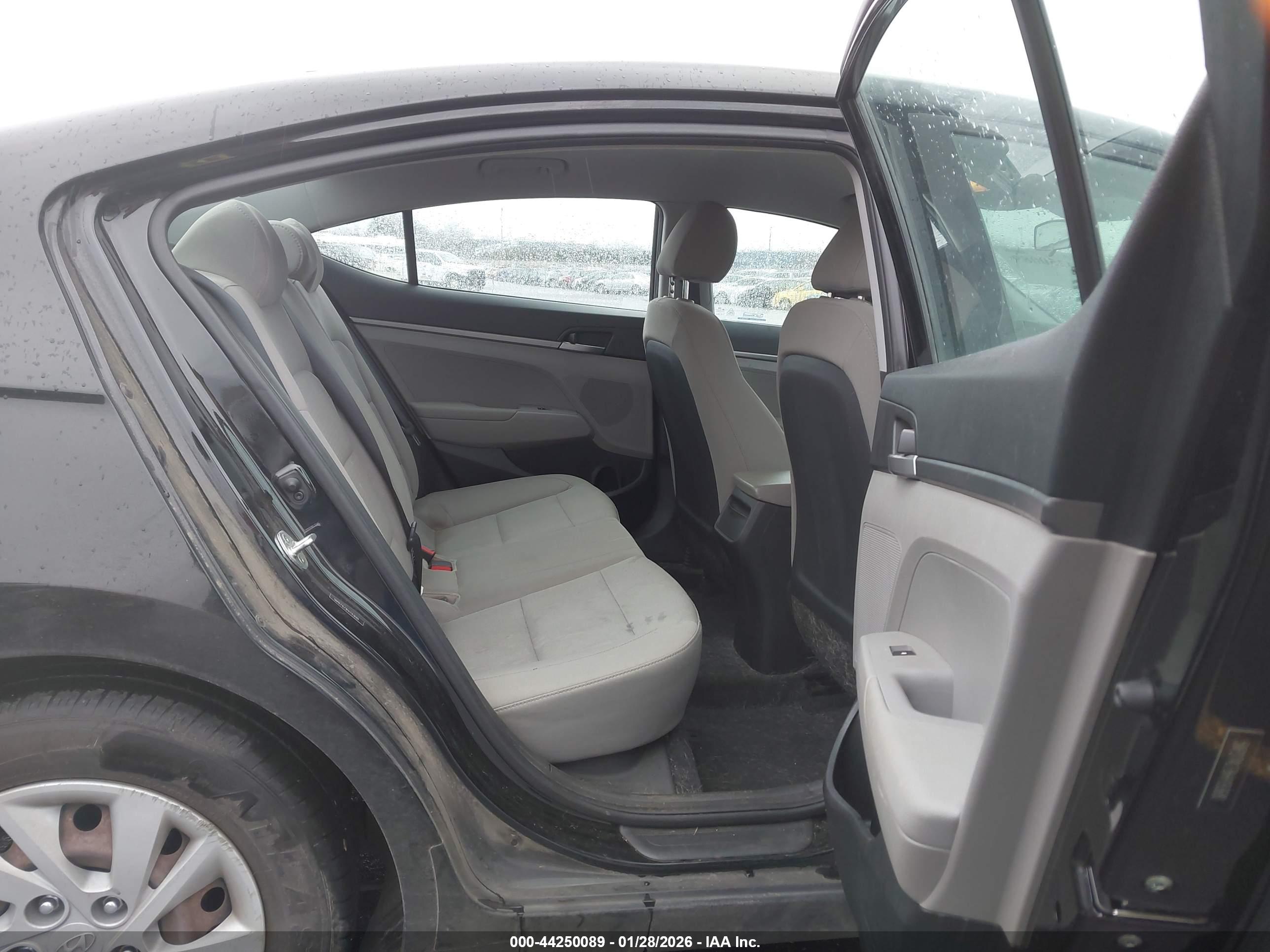 HYUNDAI ELANTRA image 8