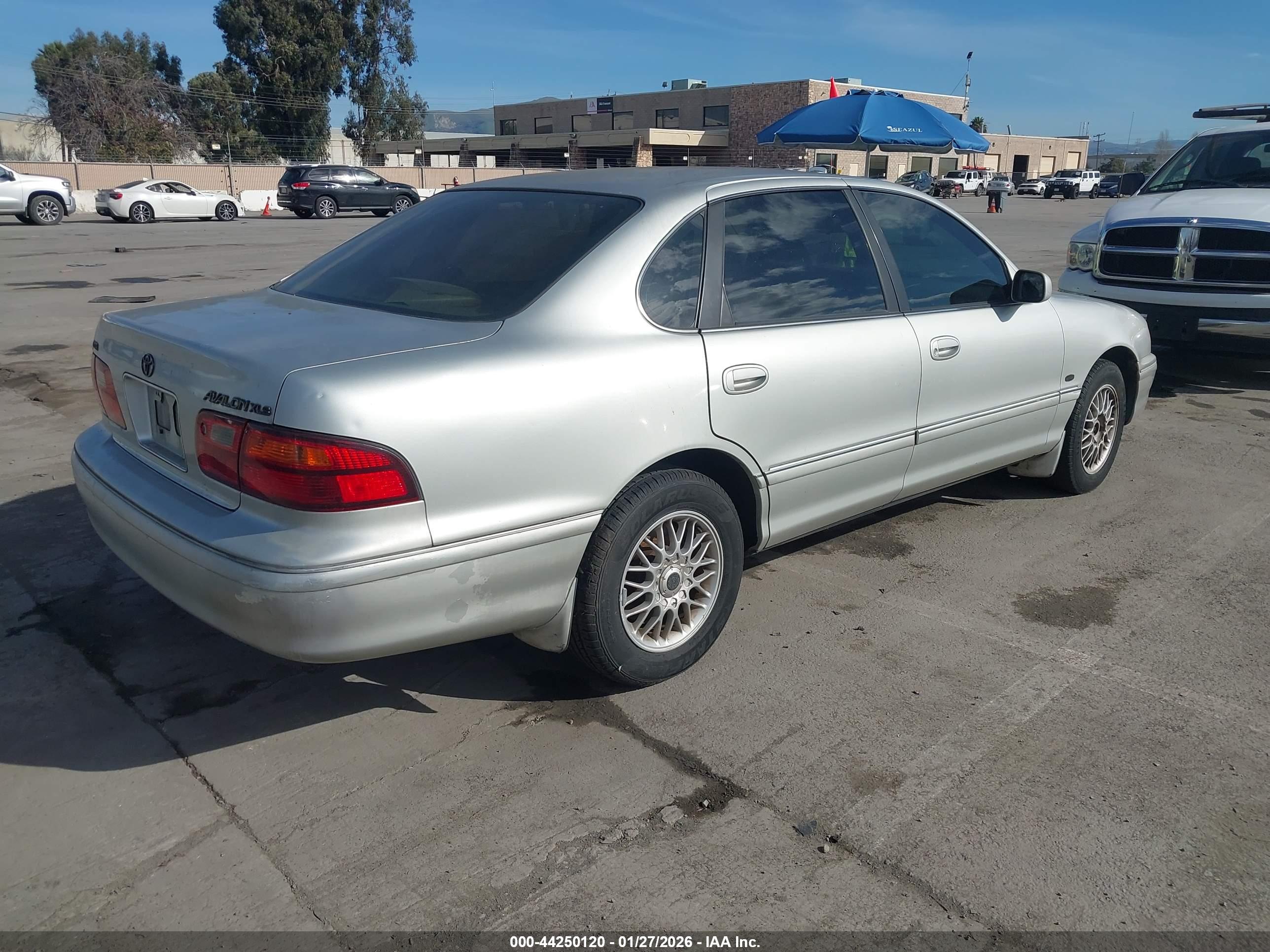 TOYOTA AVALON image 4