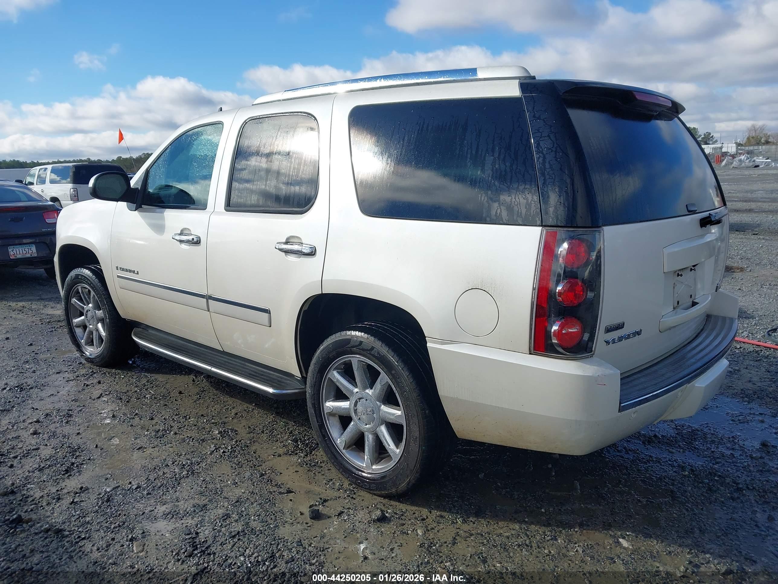 GMC YUKON image 3