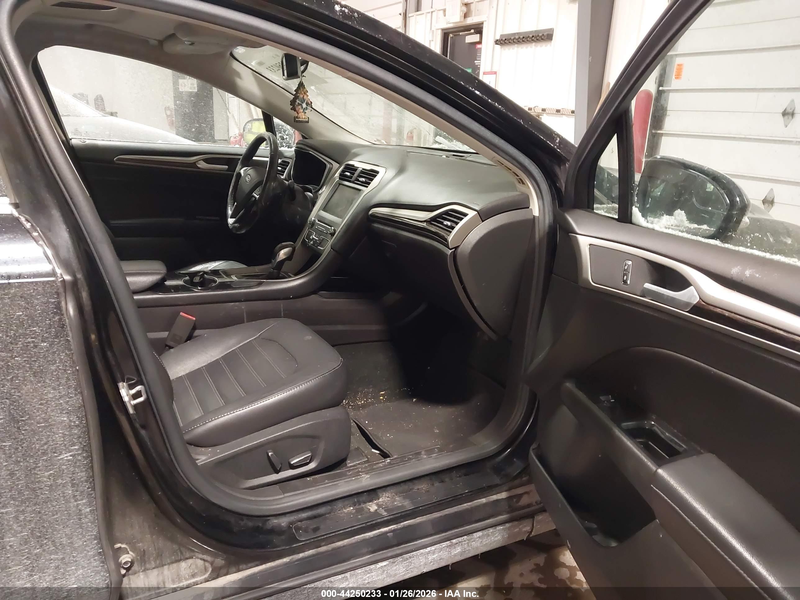 FORD FUSION image 5
