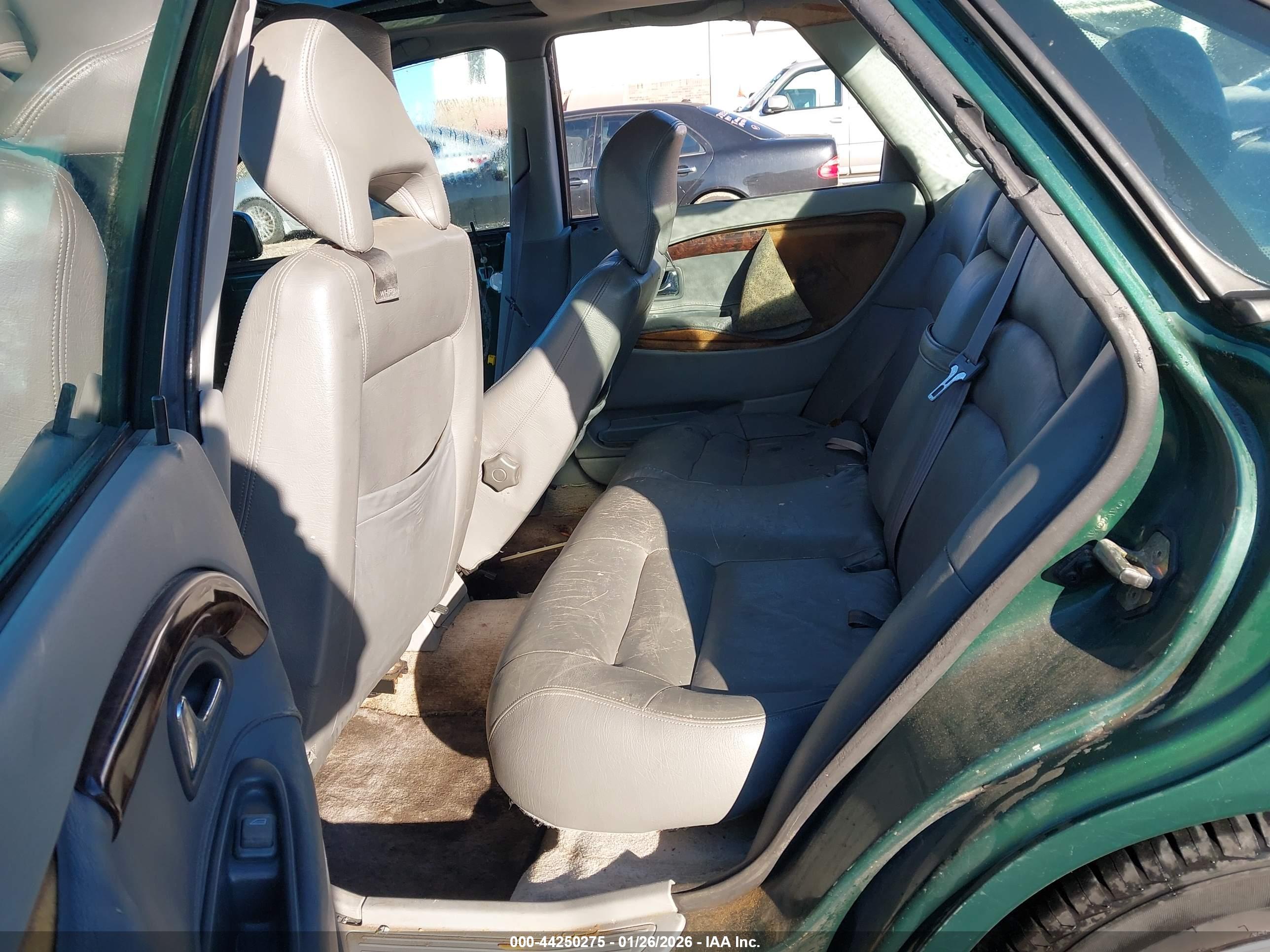 VOLVO S40 image 8