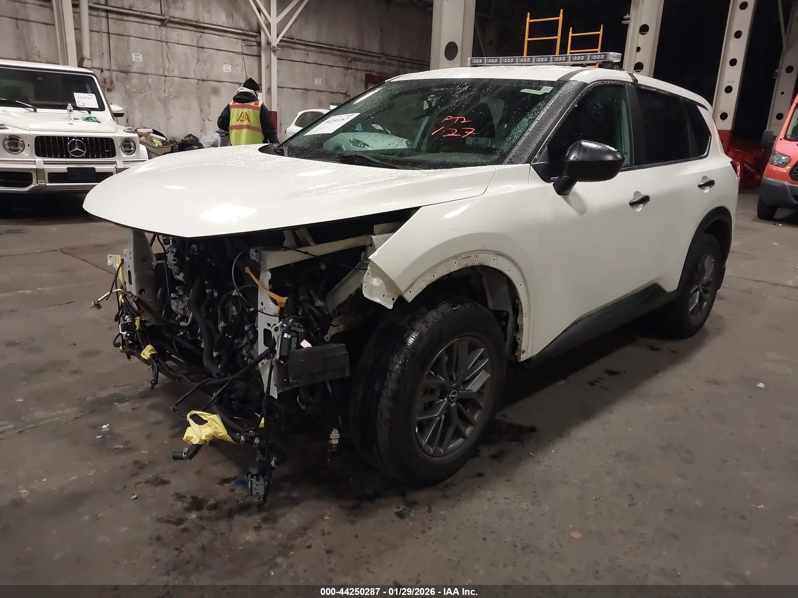 NISSAN ROGUE image 2