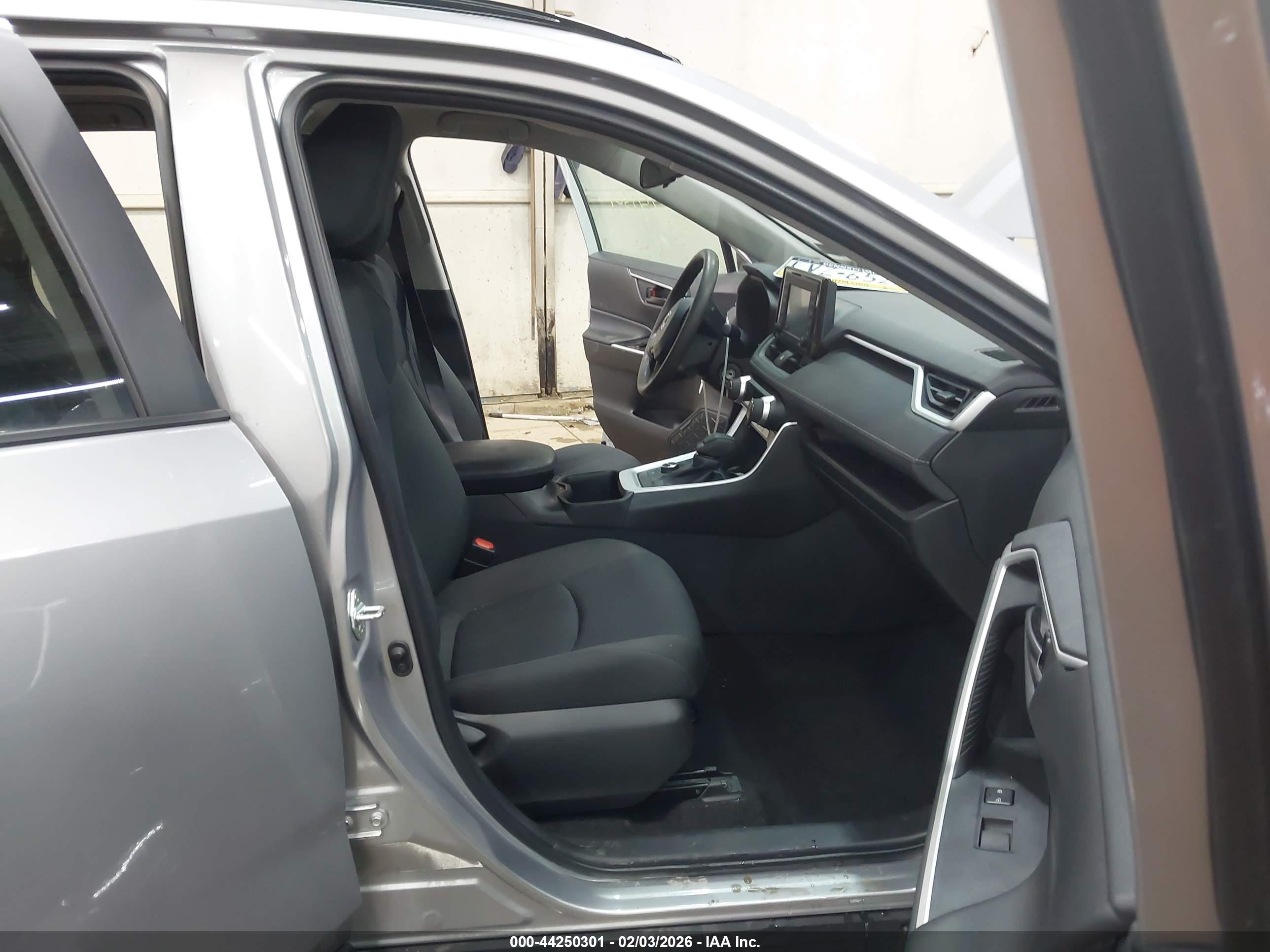 TOYOTA RAV4 image 5