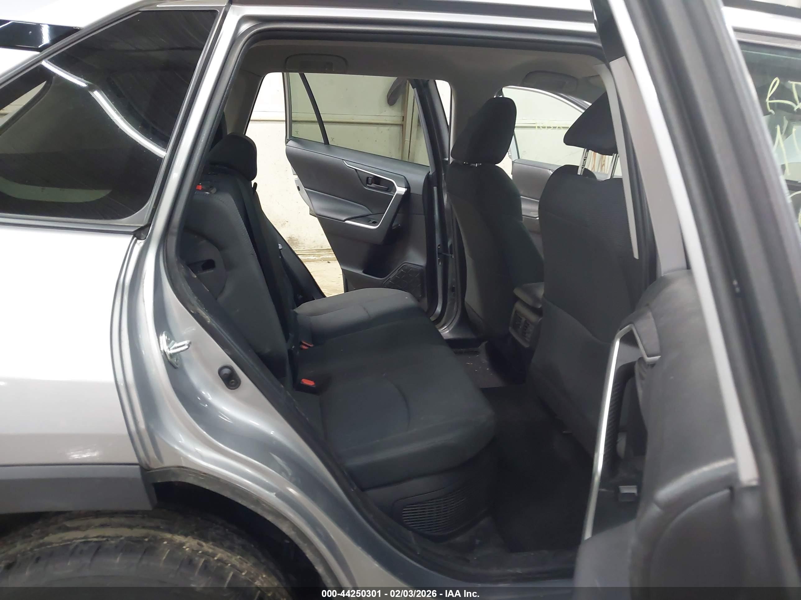 TOYOTA RAV4 image 8