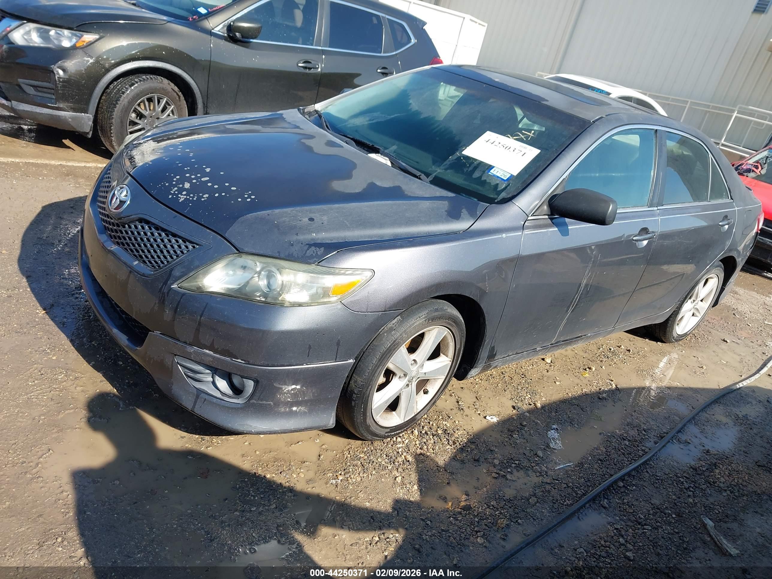 TOYOTA CAMRY image 2