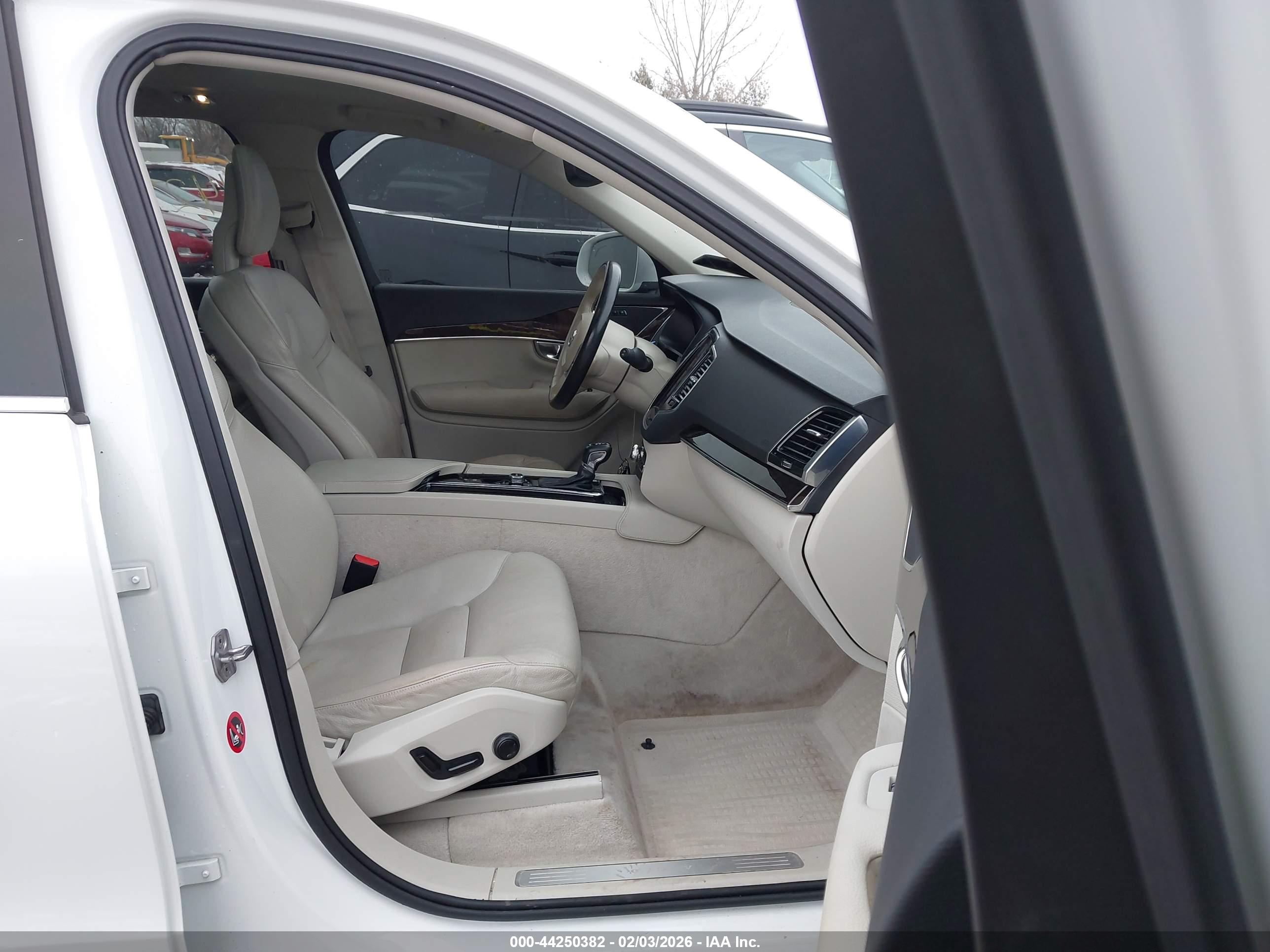 VOLVO XC90 image 5