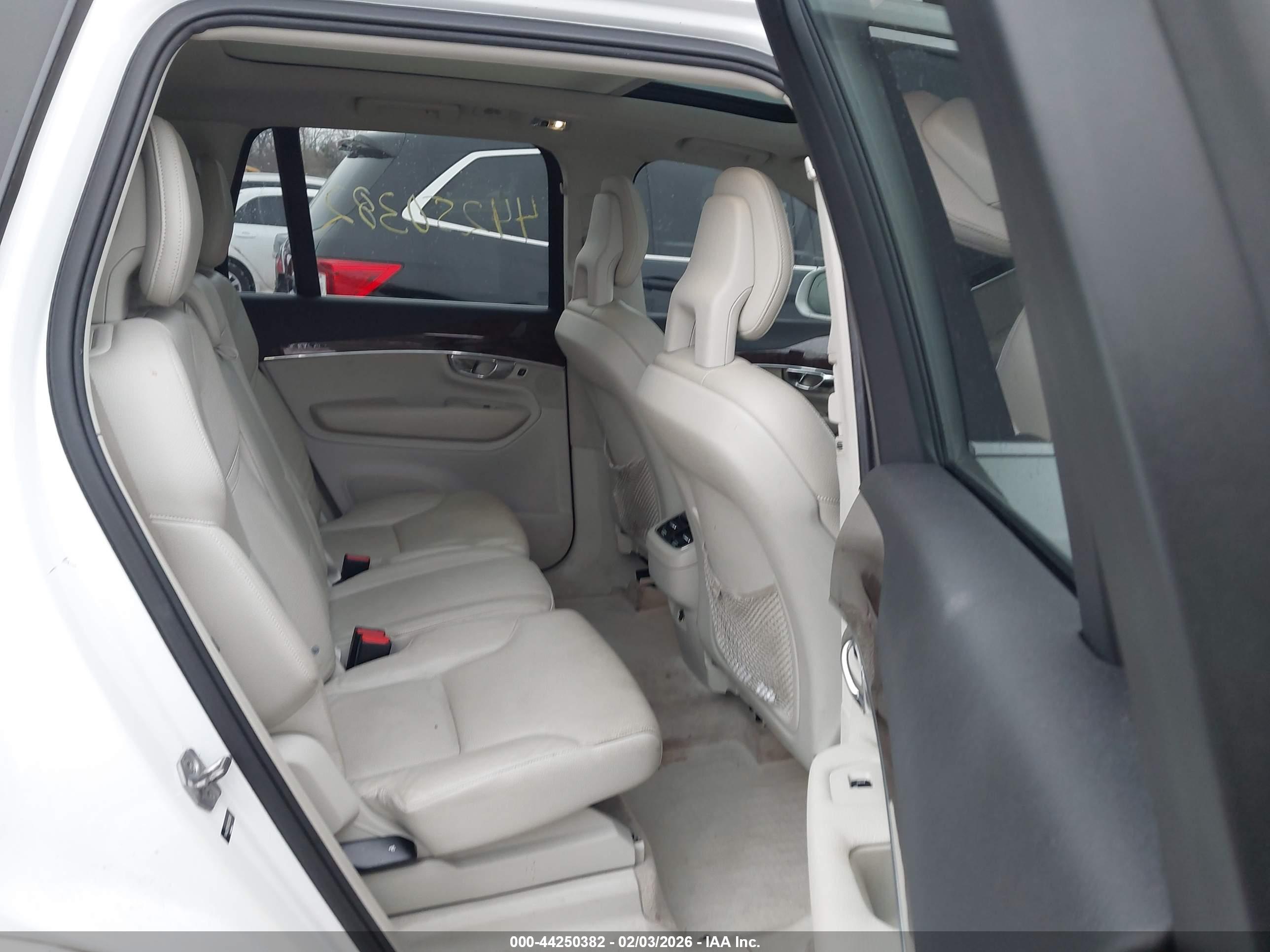 VOLVO XC90 image 8