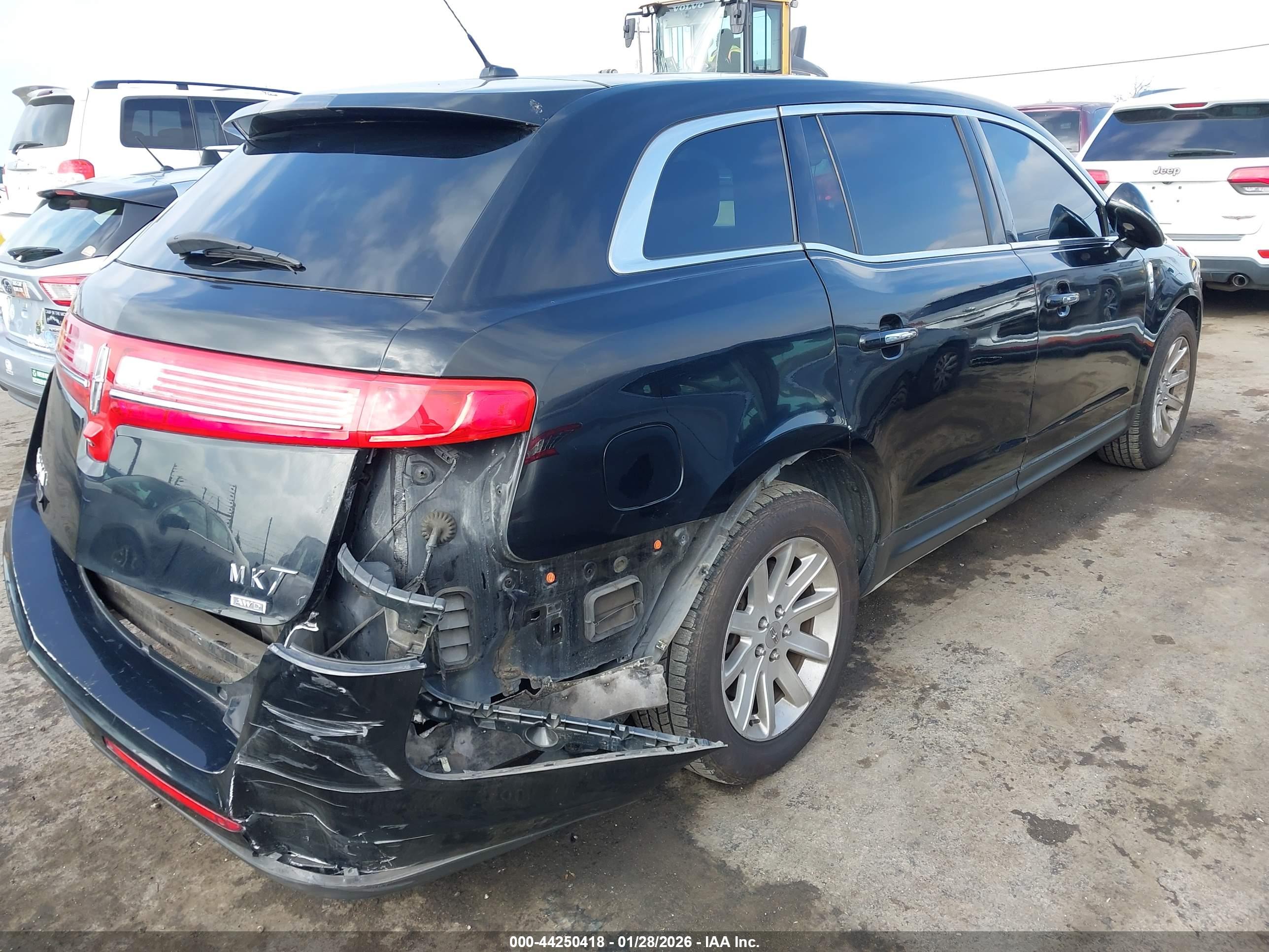 LINCOLN MKT image 4