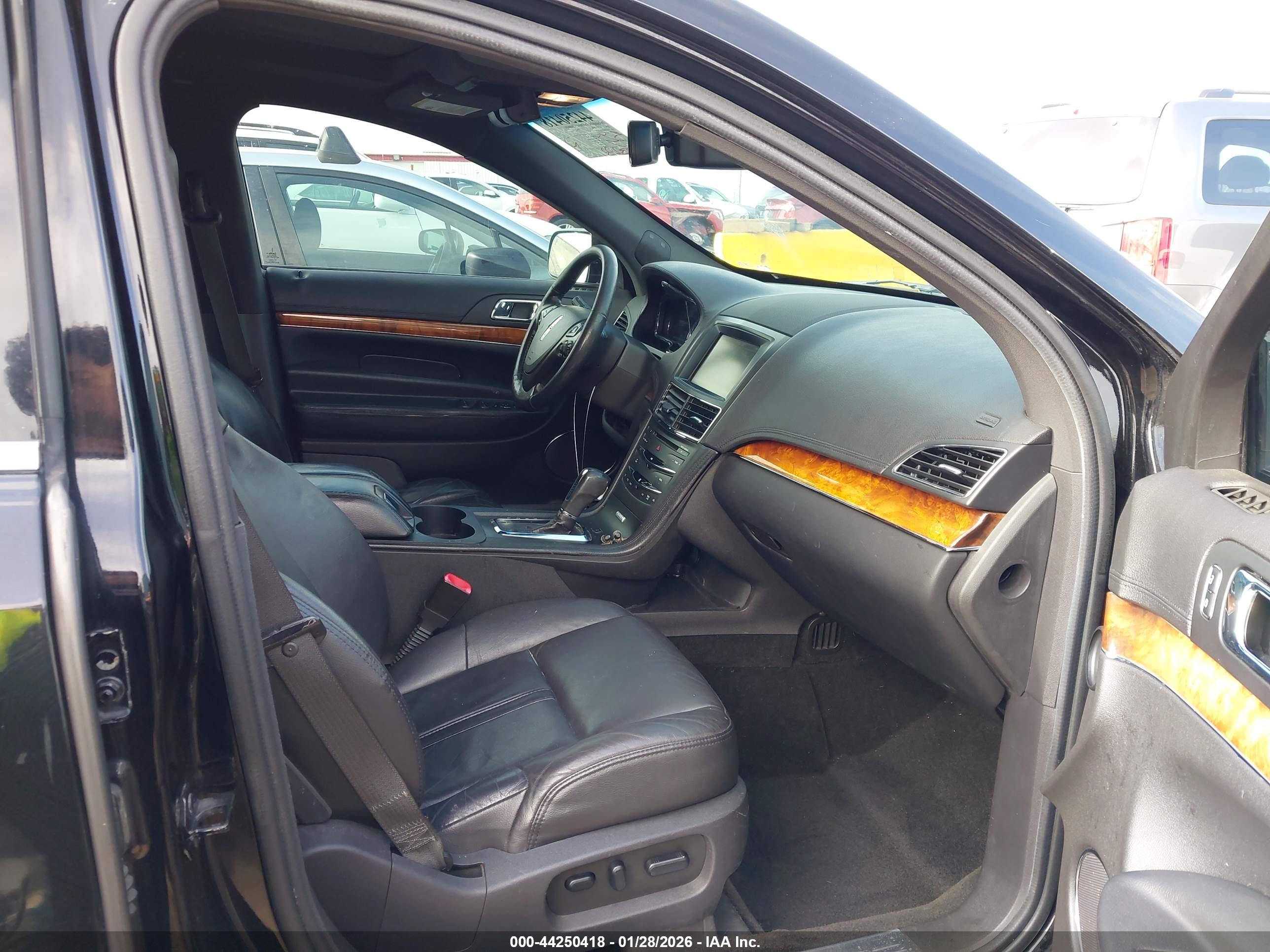 LINCOLN MKT image 5