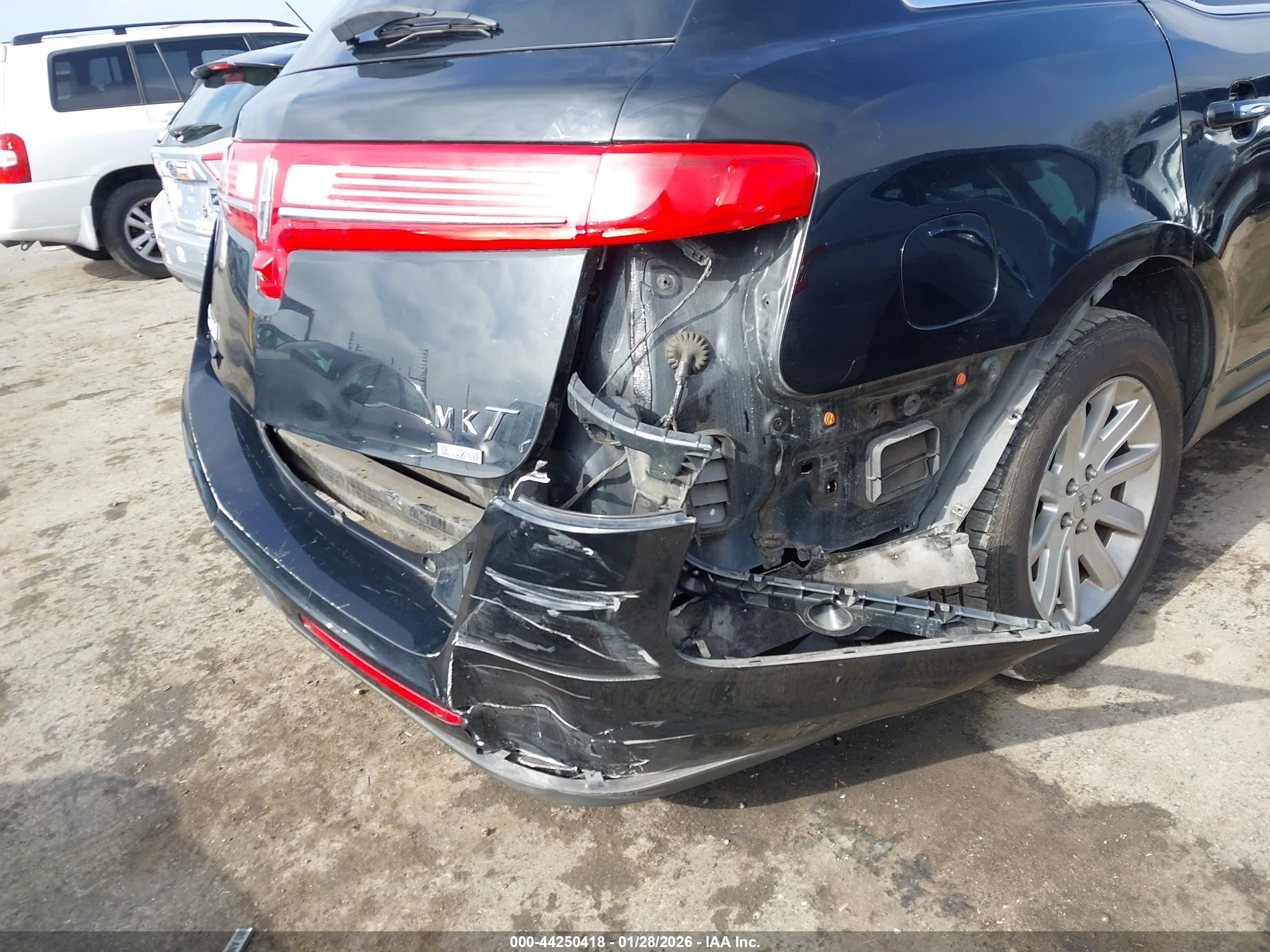 LINCOLN MKT image 6