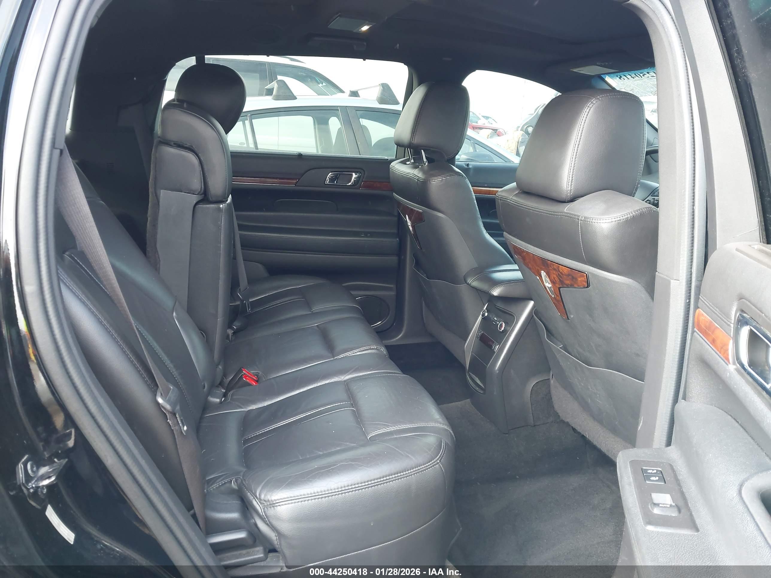 LINCOLN MKT image 8