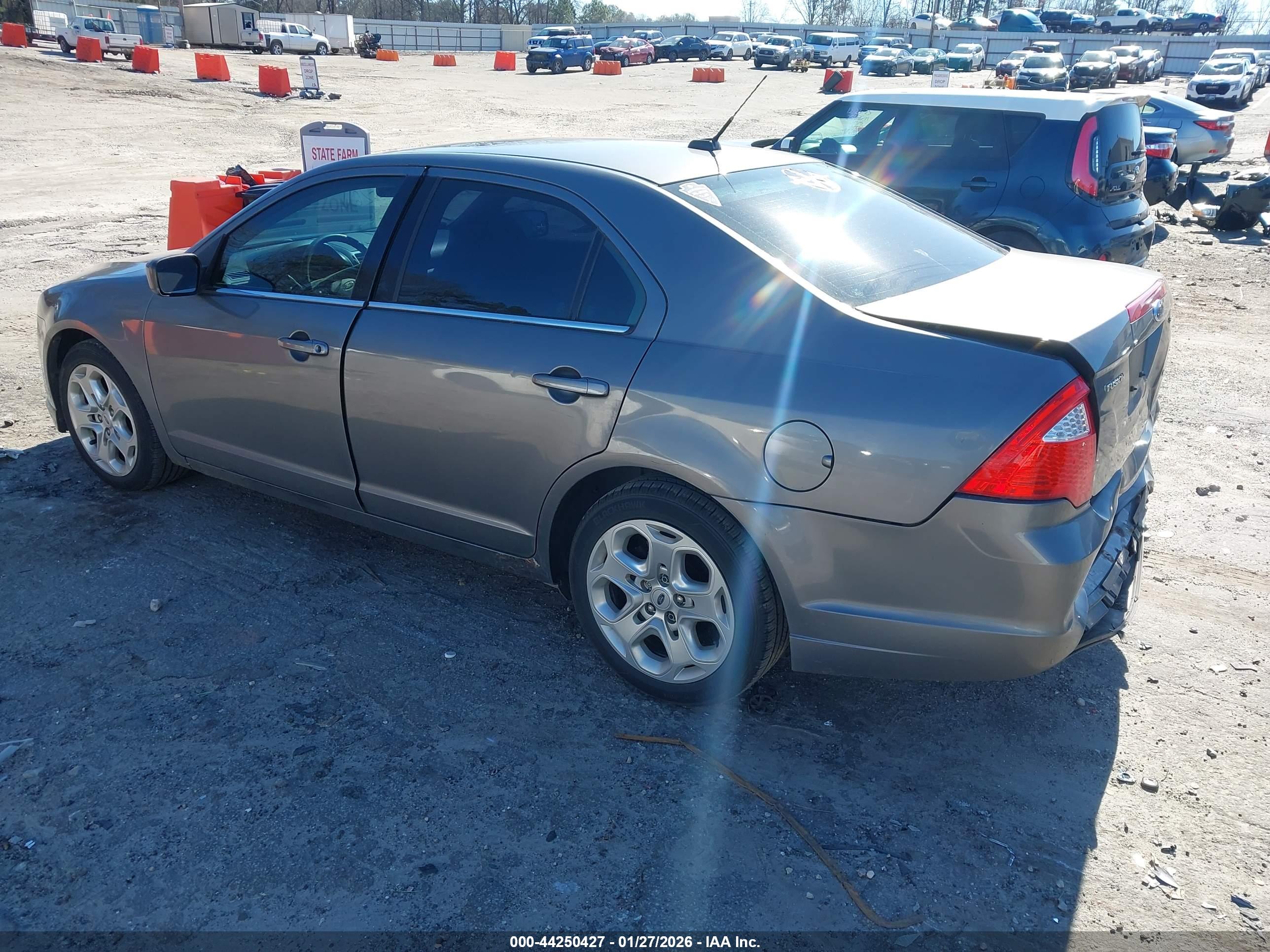 FORD FUSION image 3