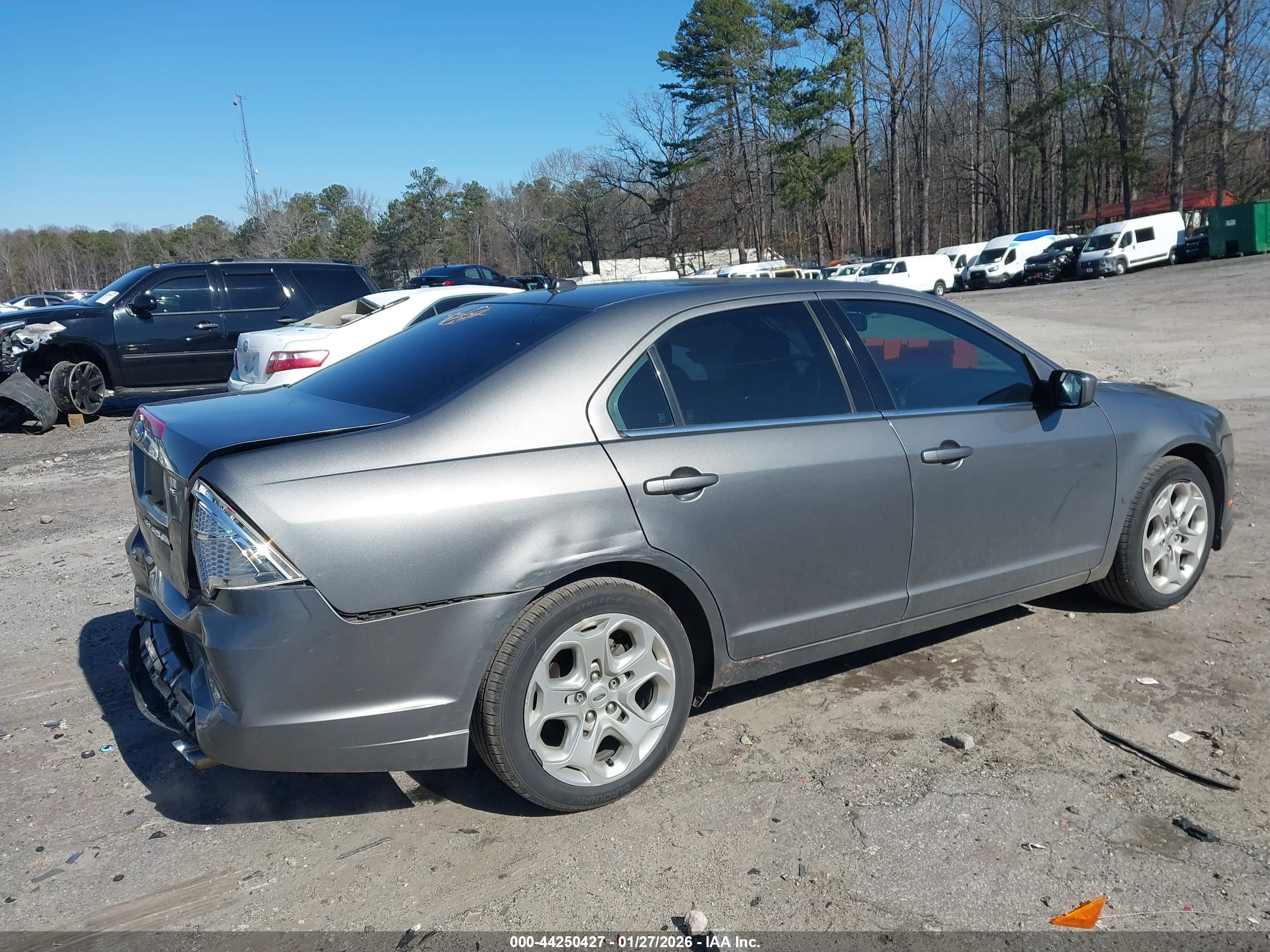 FORD FUSION image 4