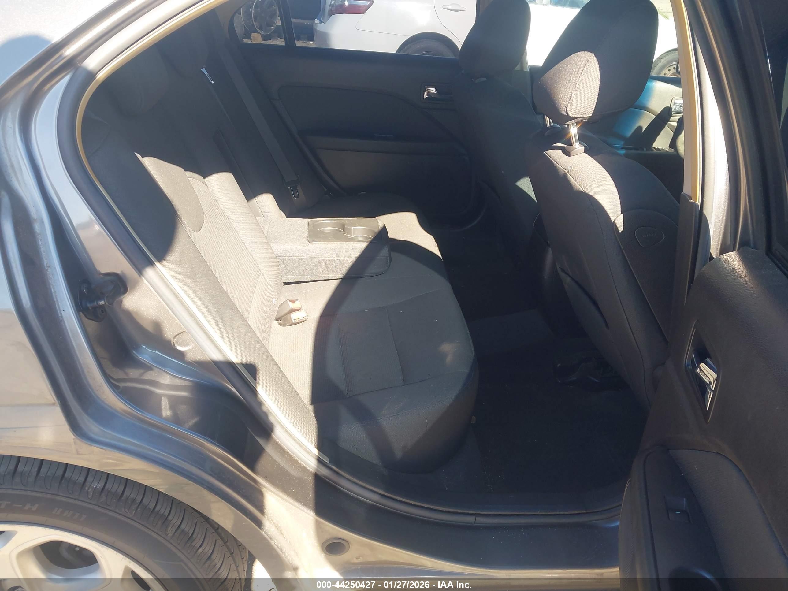 FORD FUSION image 8