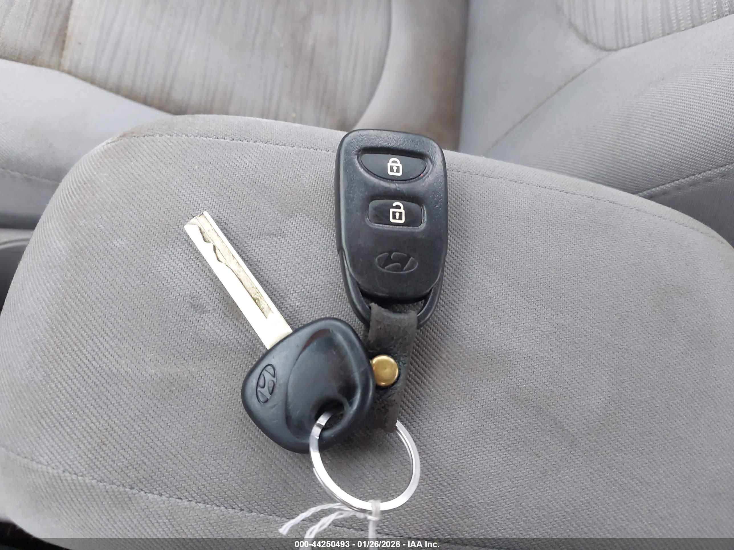 HYUNDAI ACCENT image 11
