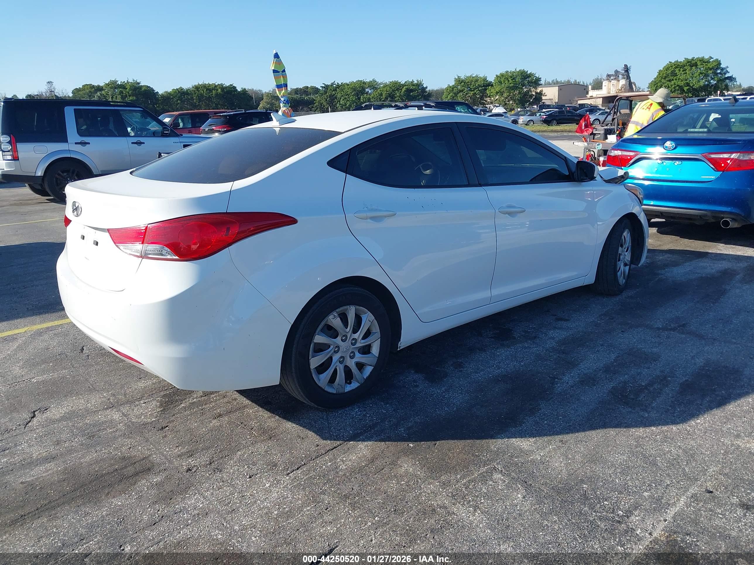 HYUNDAI ELANTRA image 4
