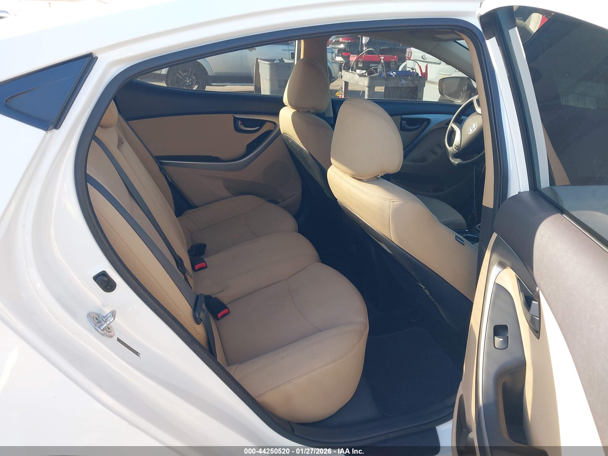 HYUNDAI ELANTRA image 8
