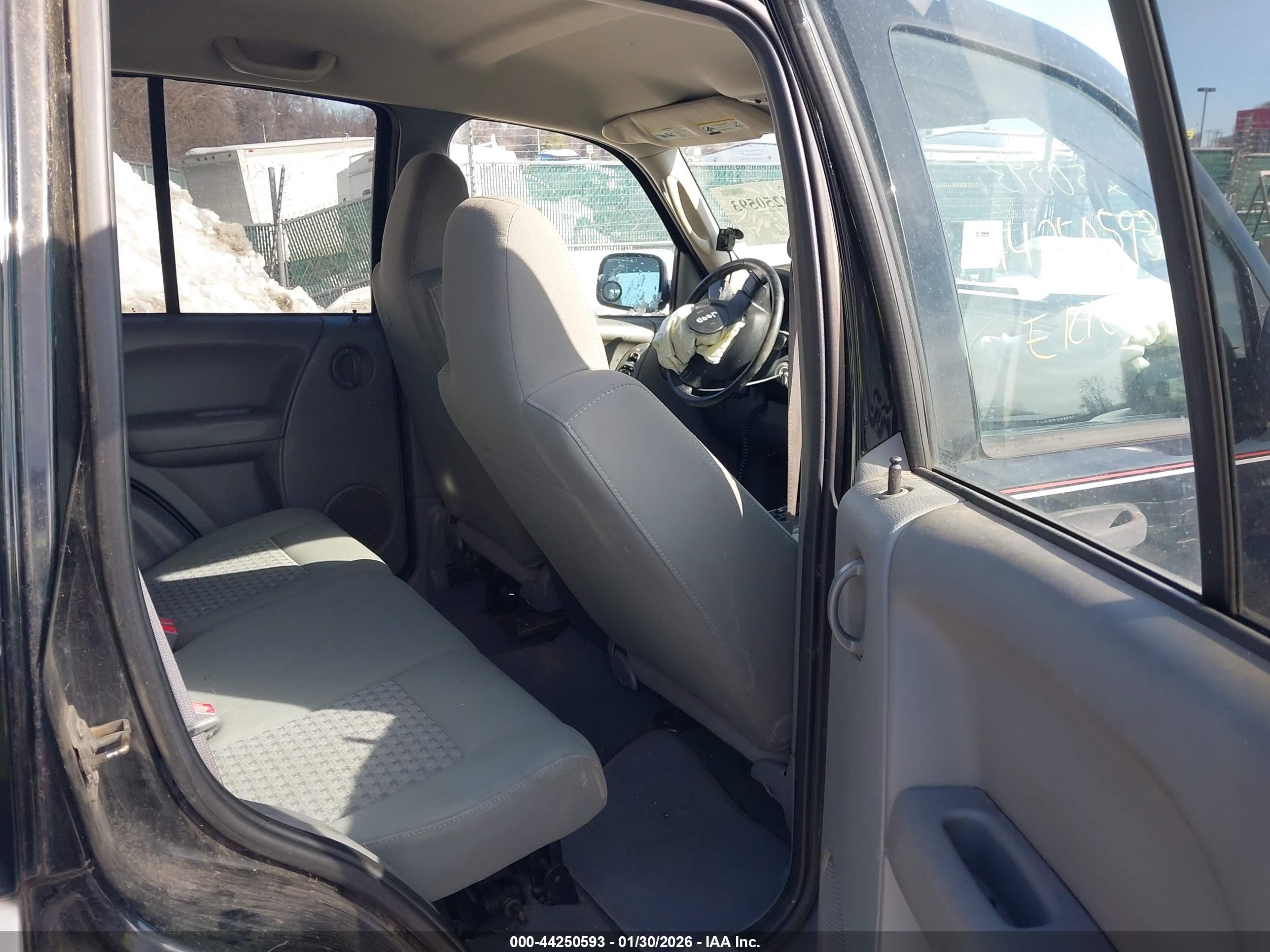JEEP LIBERTY image 8