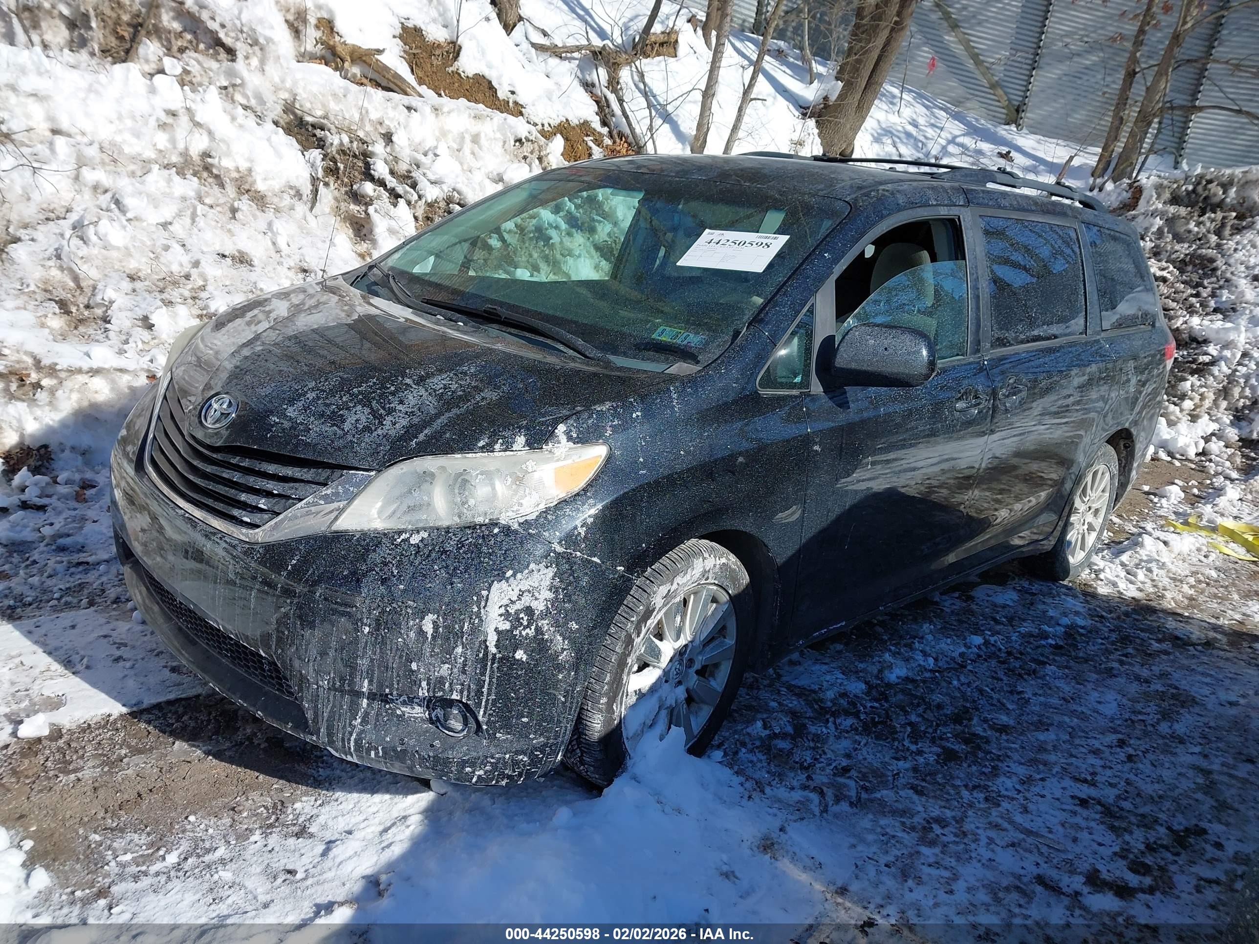 TOYOTA SIENNA image 2