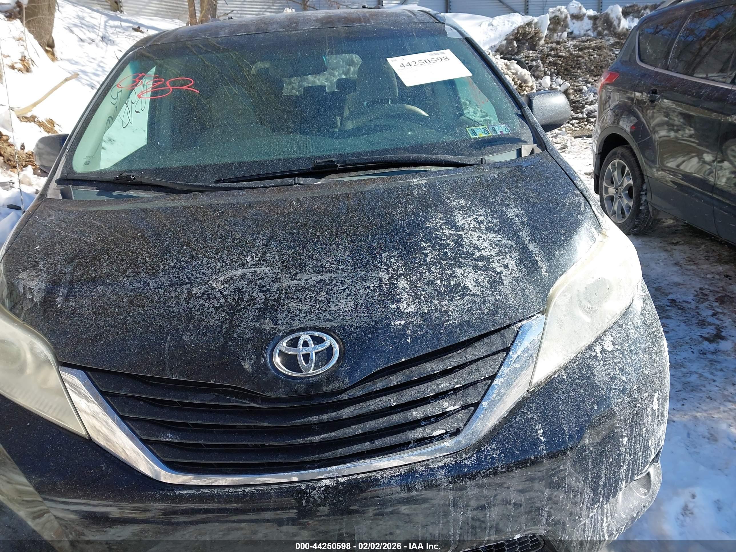 TOYOTA SIENNA image 6