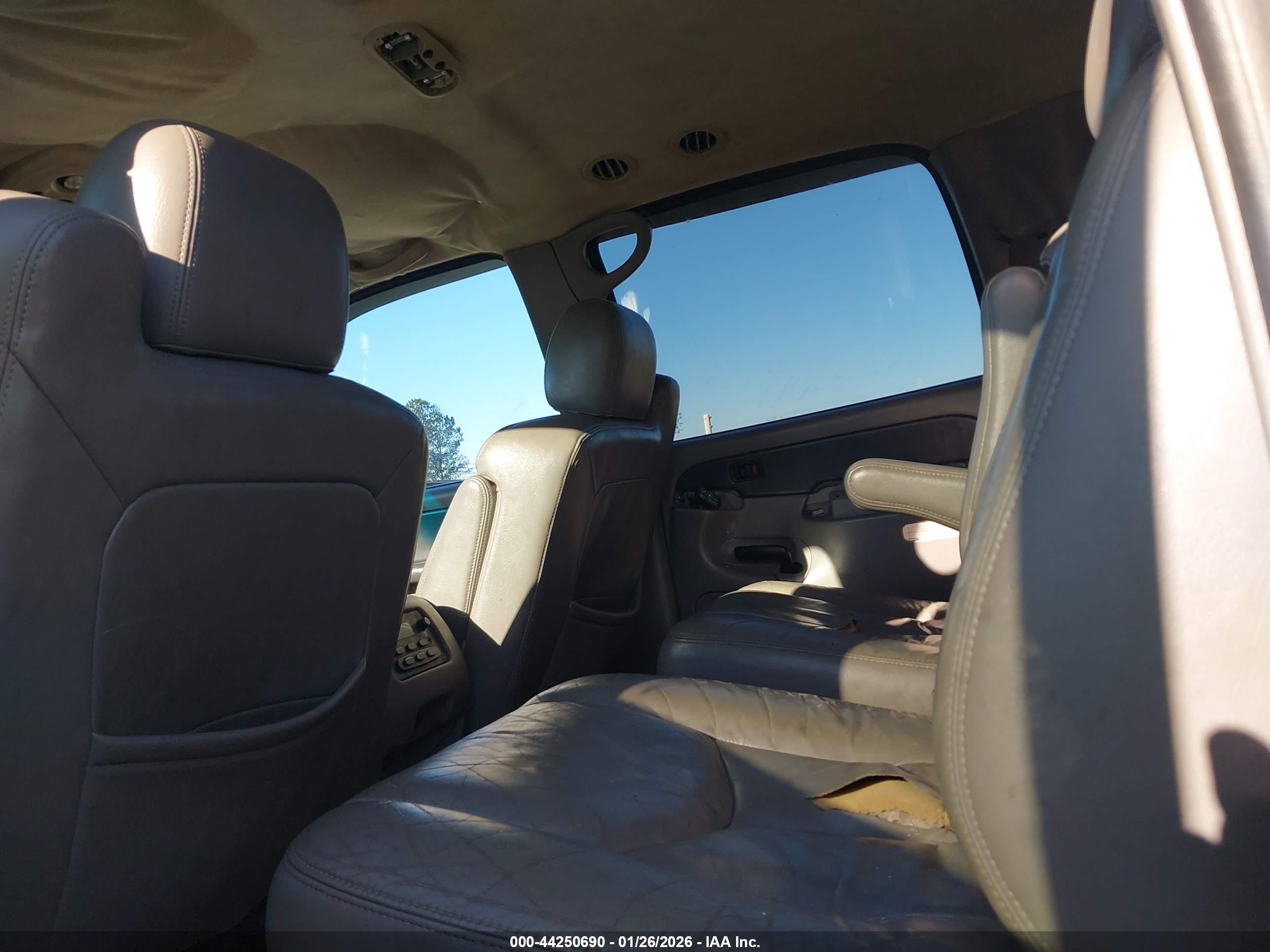 CHEVROLET SUBURBAN image 8