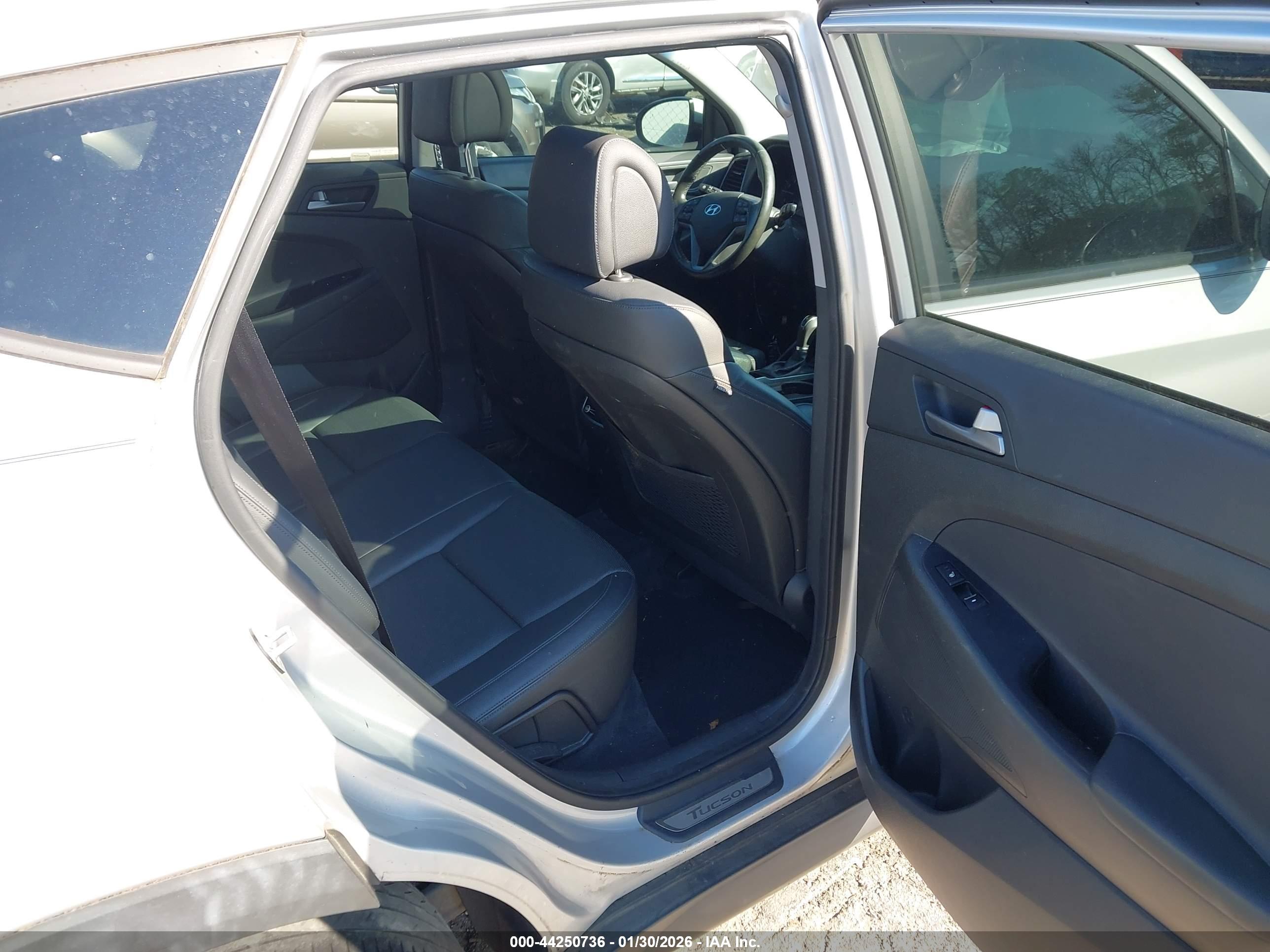 HYUNDAI TUCSON image 8