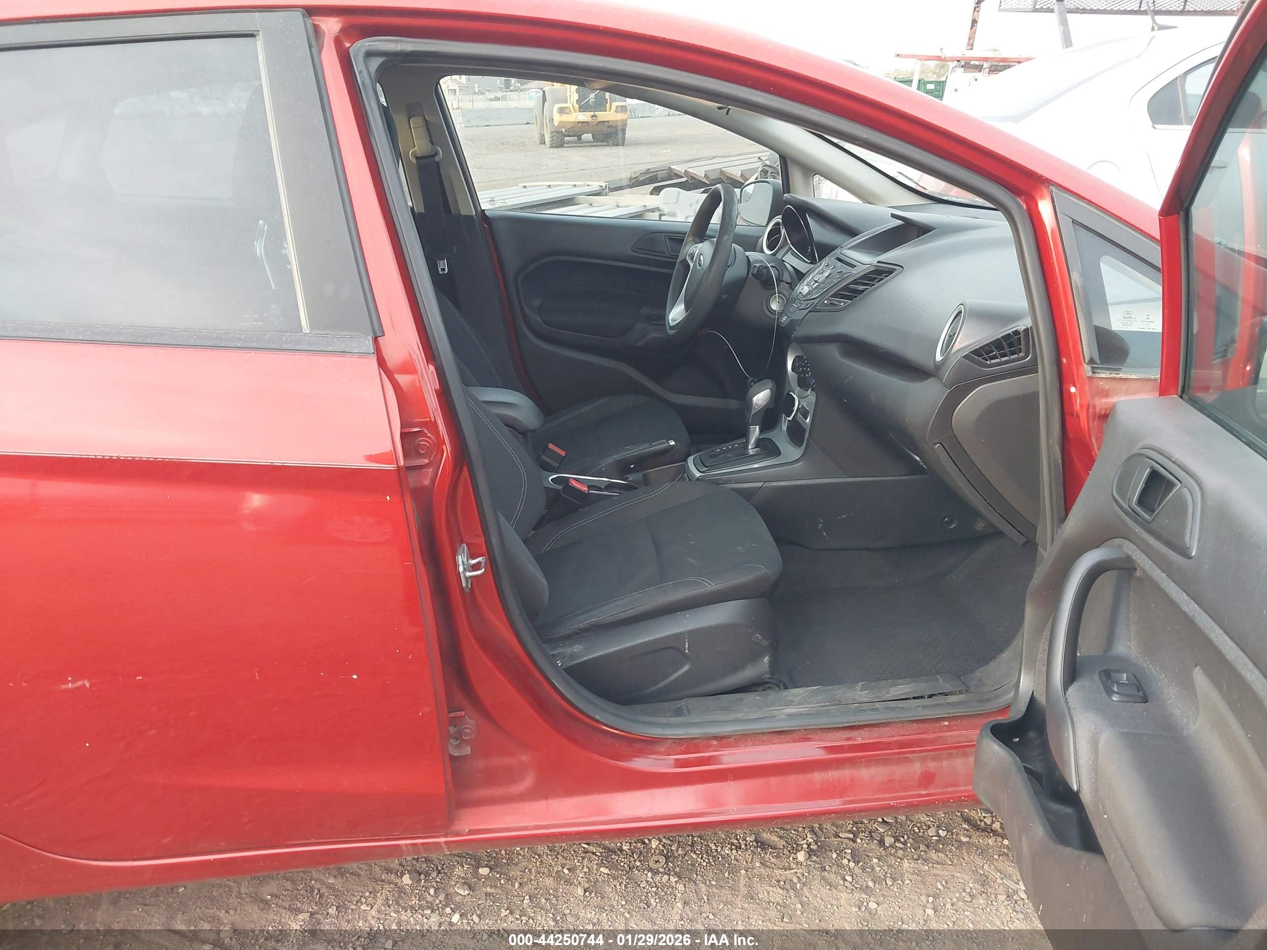 FORD FIESTA image 5