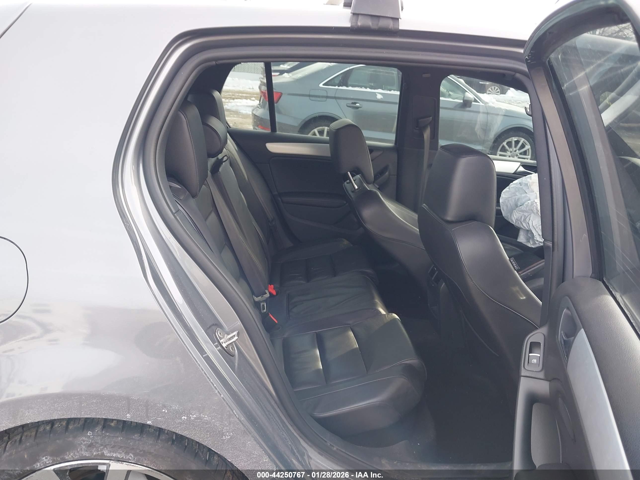 VOLKSWAGEN GTI image 8