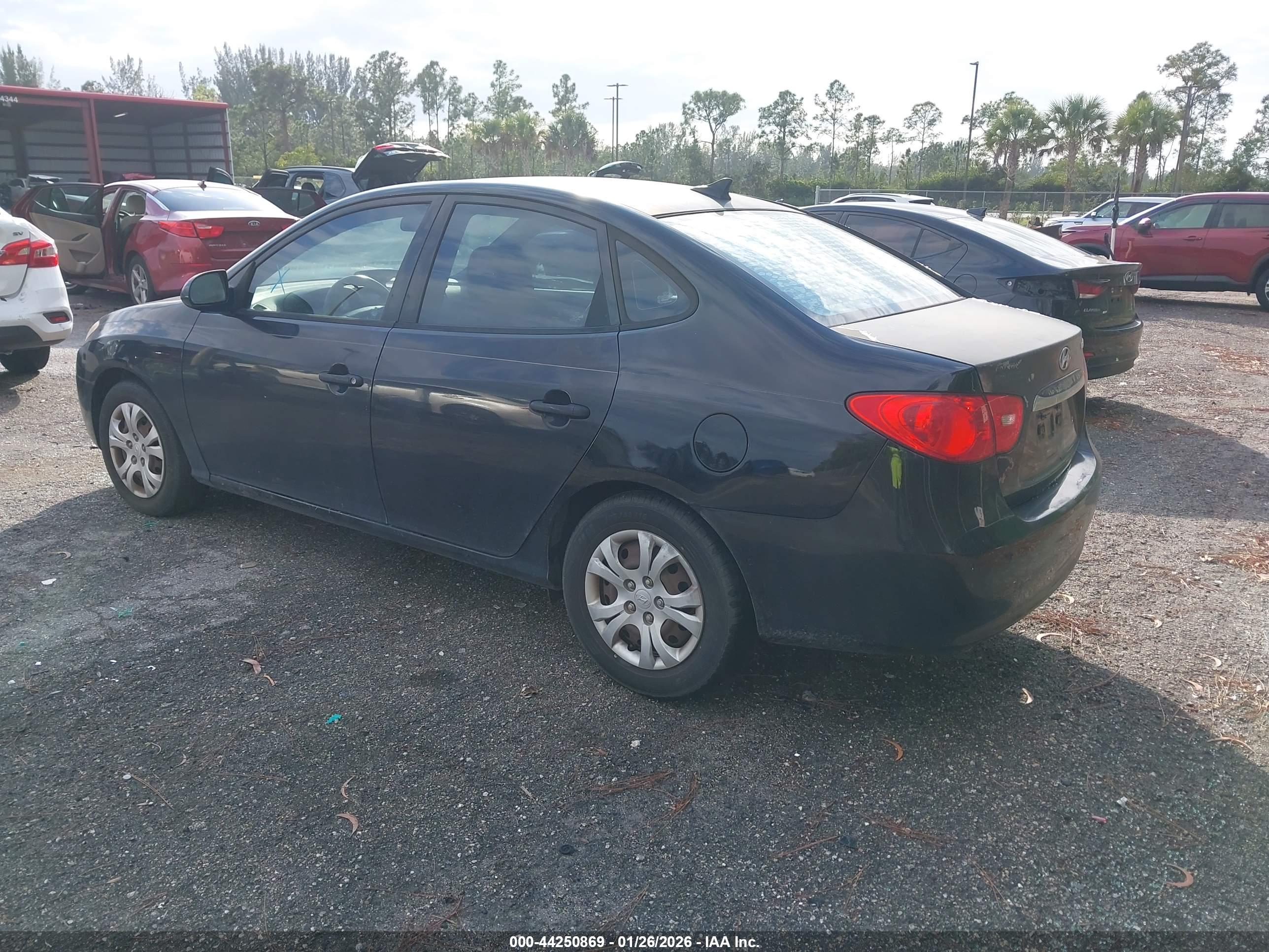 HYUNDAI ELANTRA image 3