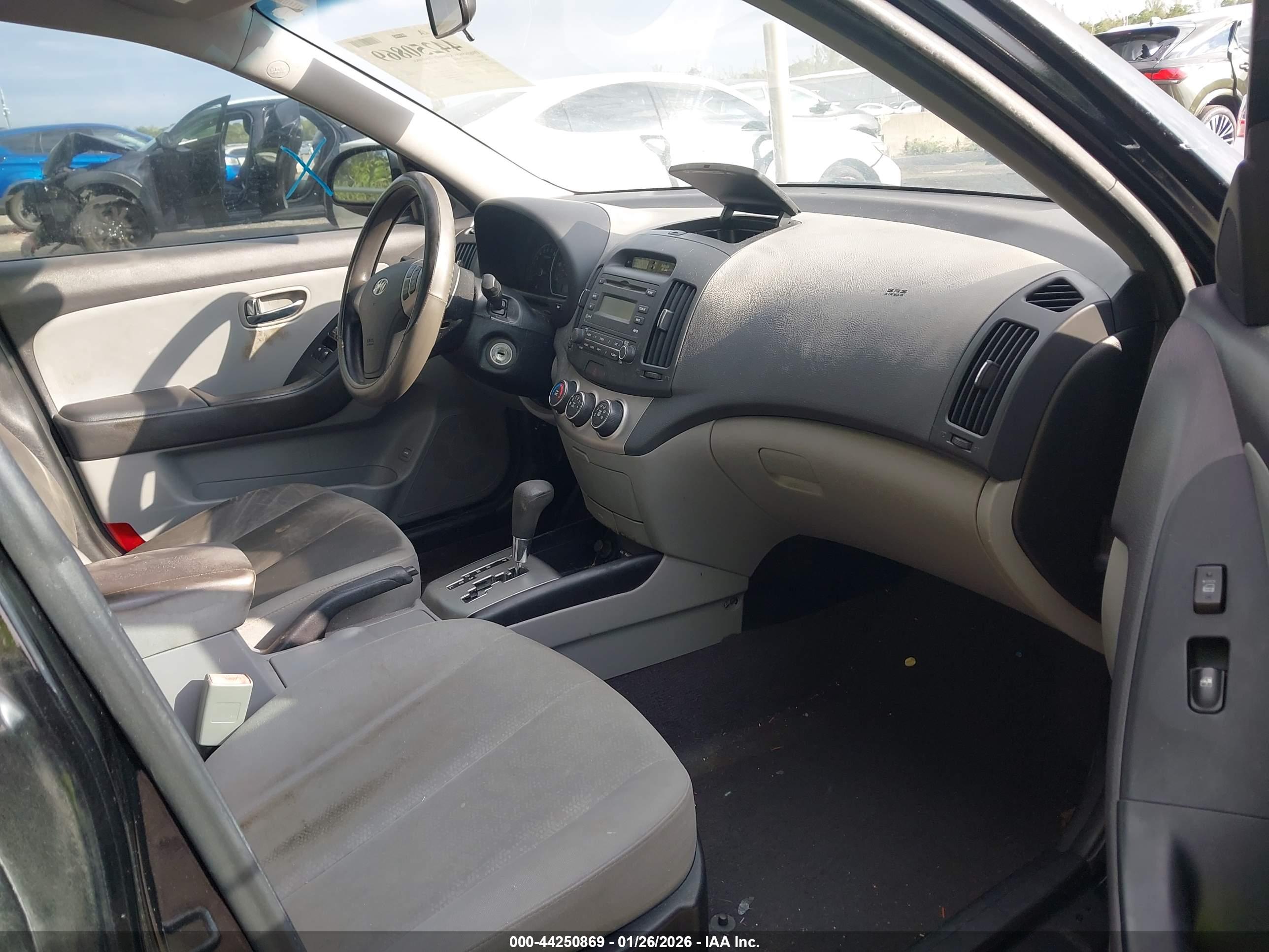 HYUNDAI ELANTRA image 5