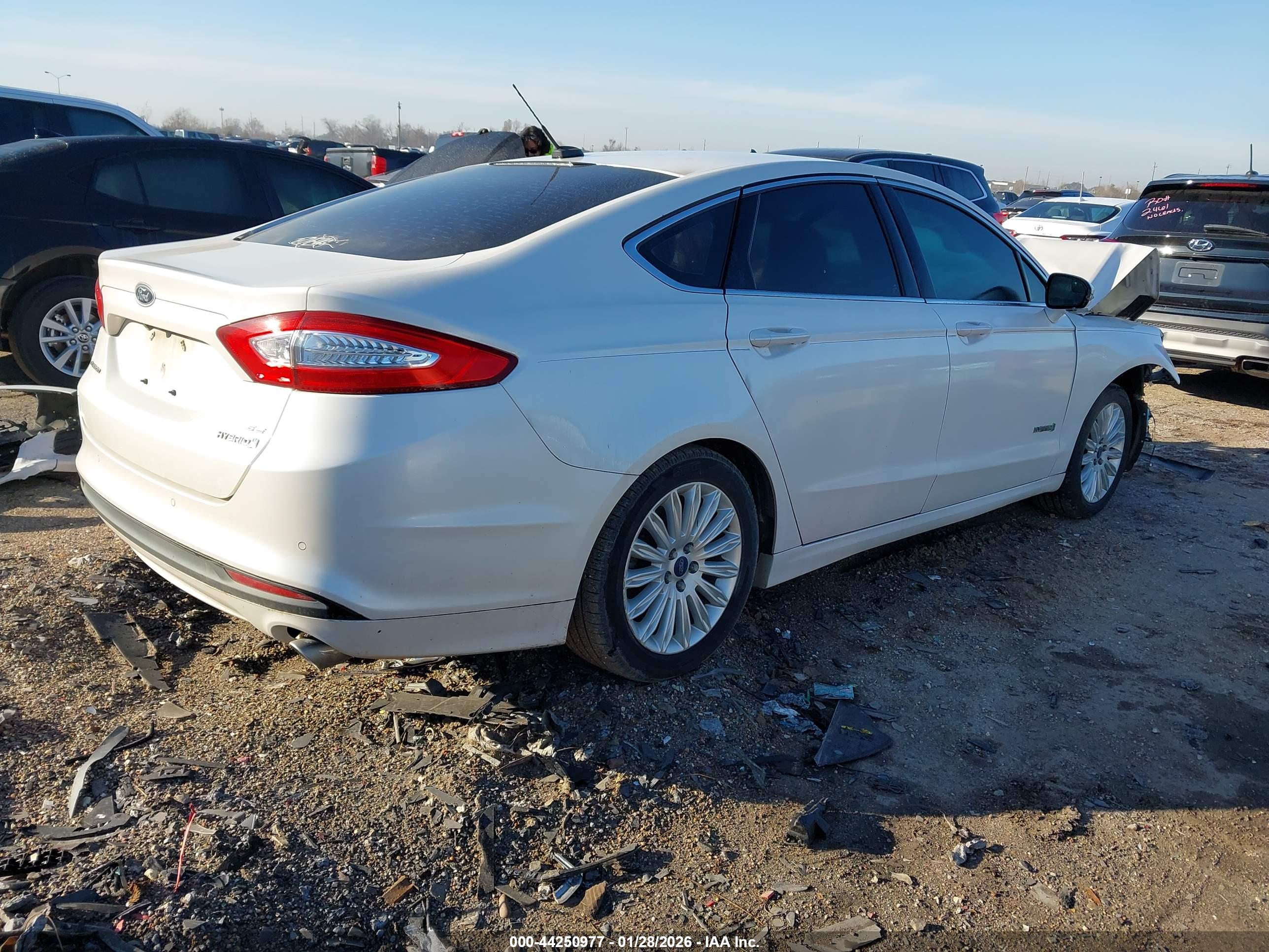 FORD FUSION image 4