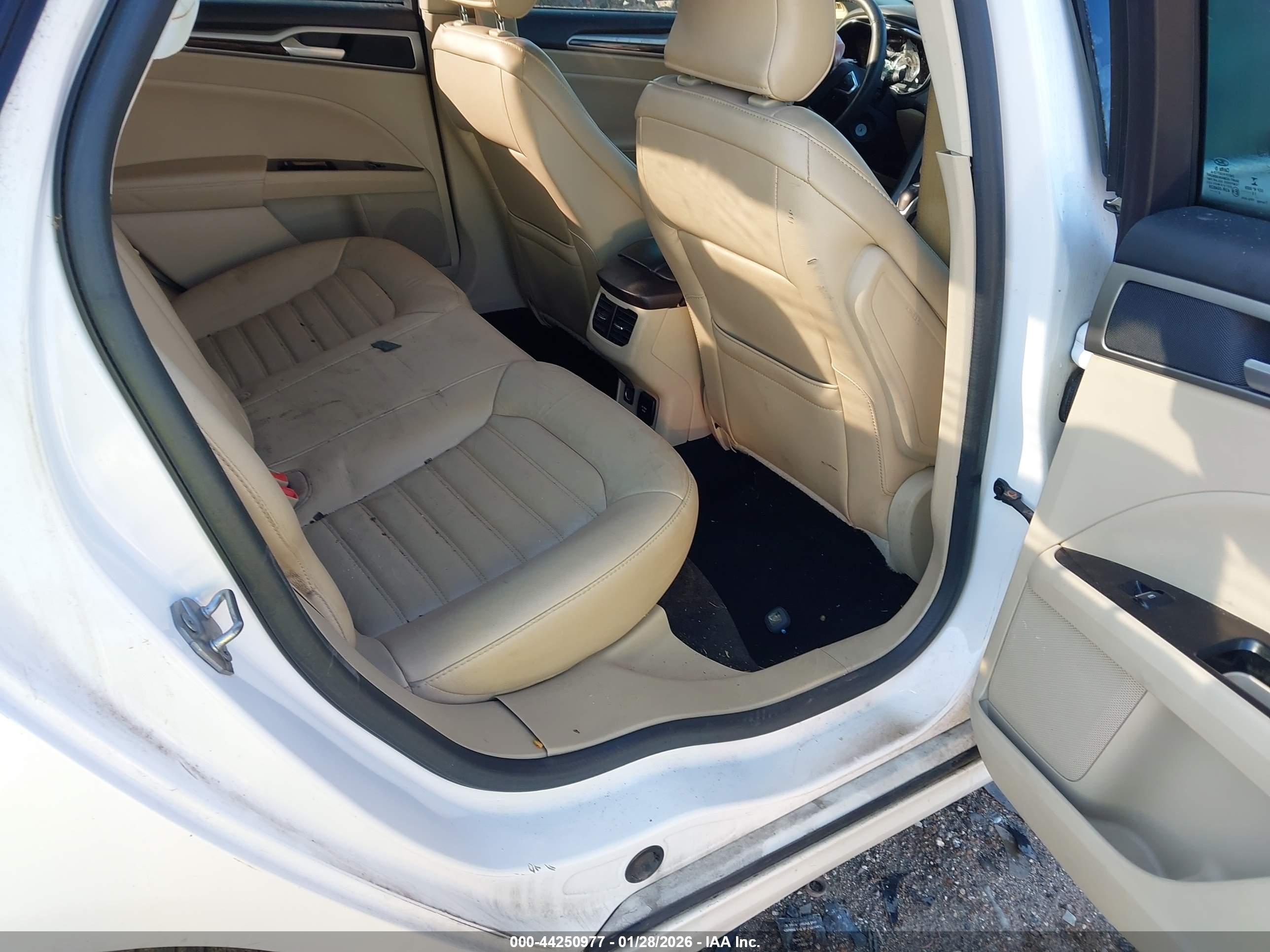 FORD FUSION image 8