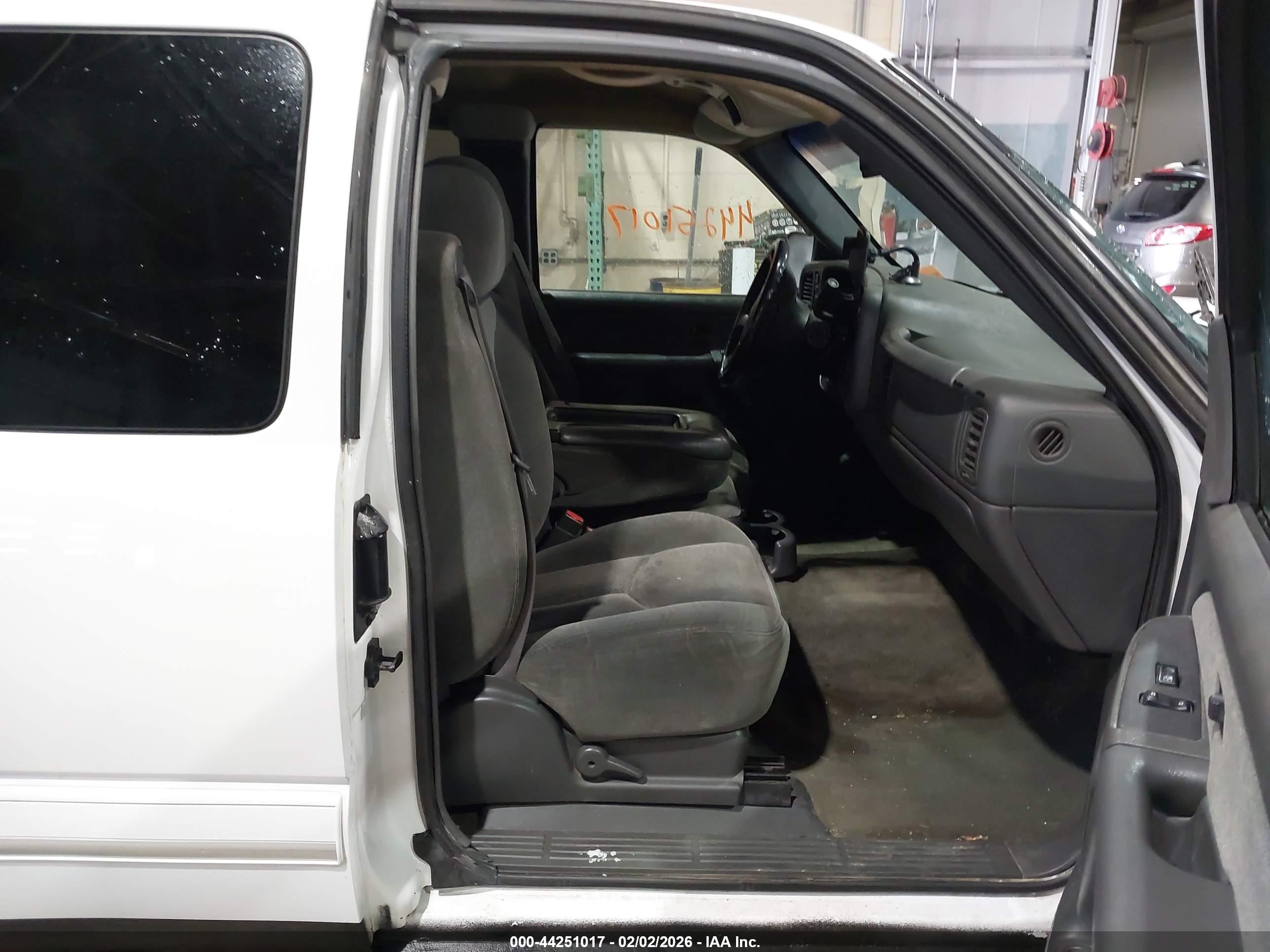 CHEVROLET SILVERADO image 5