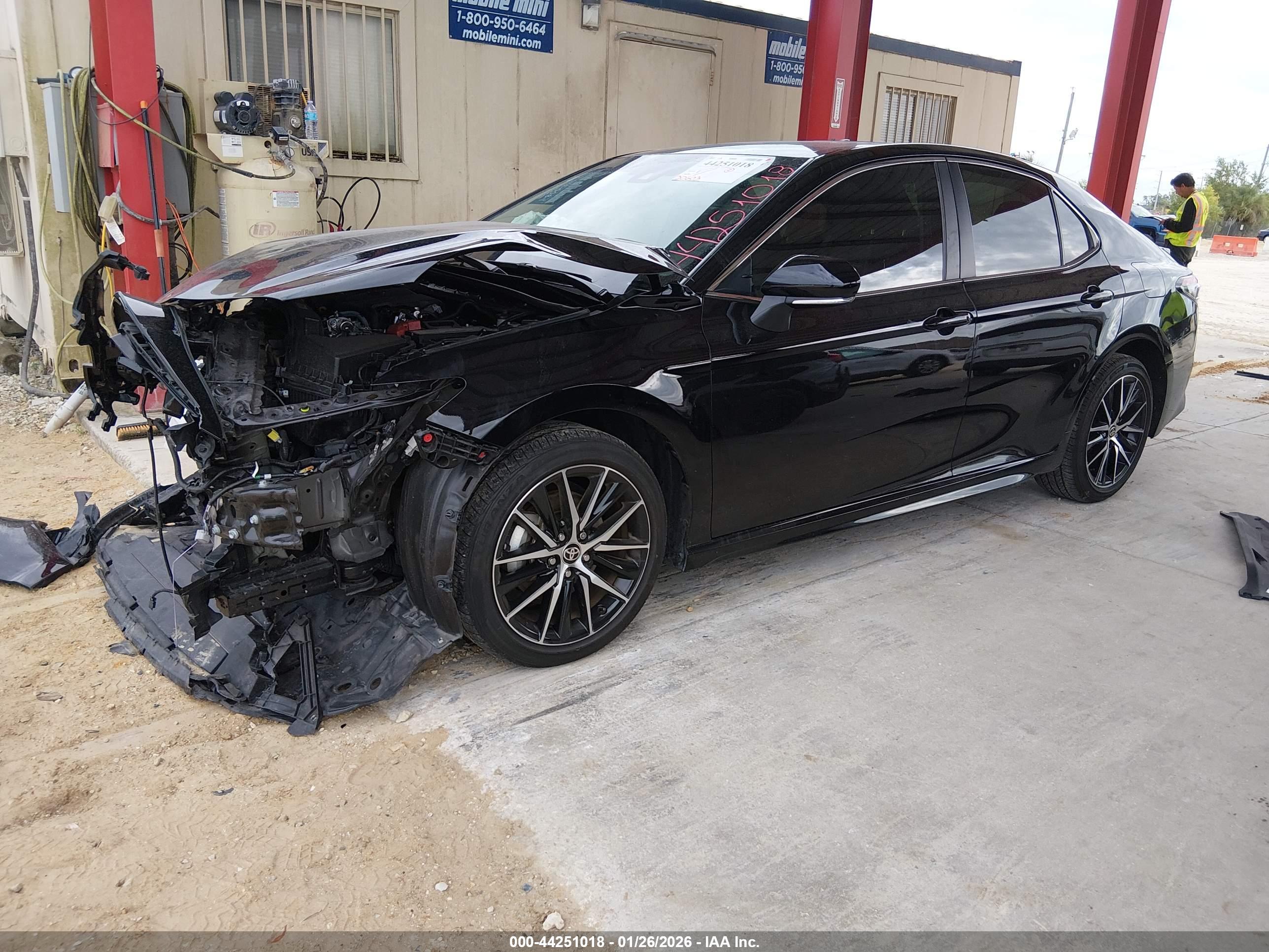 TOYOTA CAMRY image 2